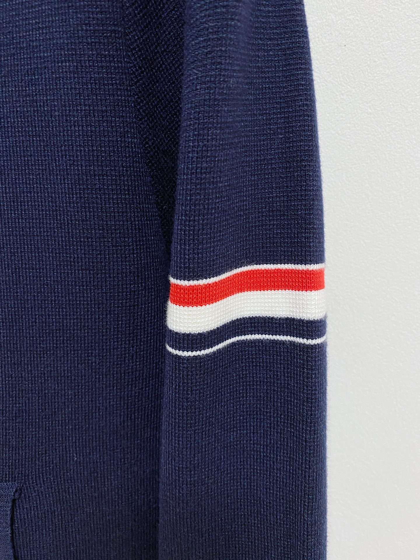 🌾 TB毛衣，采用羊毛混纺纱线，保暖性佳，蓬松柔软，加倍呵护肌肤，给你轻如无物的穿着感体验。高品质天然纤