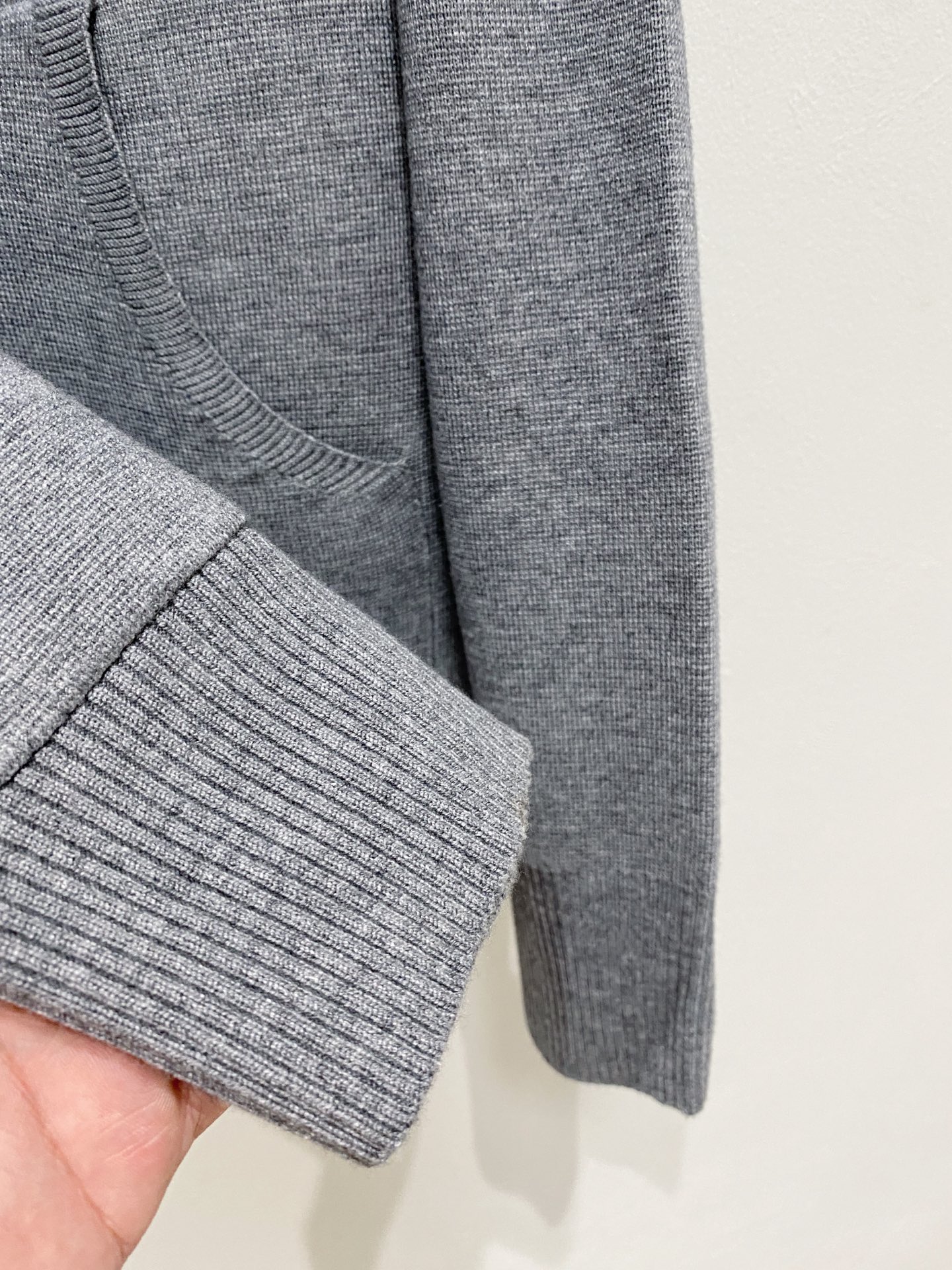 🌾 TB毛衣，采用羊毛混纺纱线，保暖性佳，蓬松柔软，加倍呵护肌肤，给你轻如无物的穿着感体验。高品质天然纤