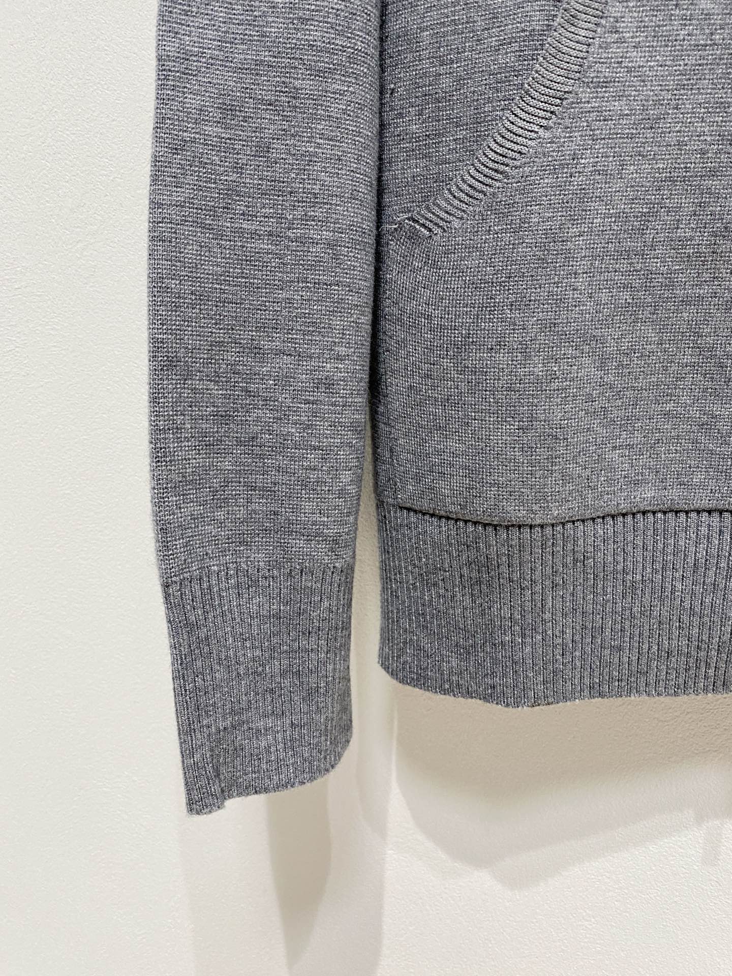 🌾 TB毛衣，采用羊毛混纺纱线，保暖性佳，蓬松柔软，加倍呵护肌肤，给你轻如无物的穿着感体验。高品质天然纤