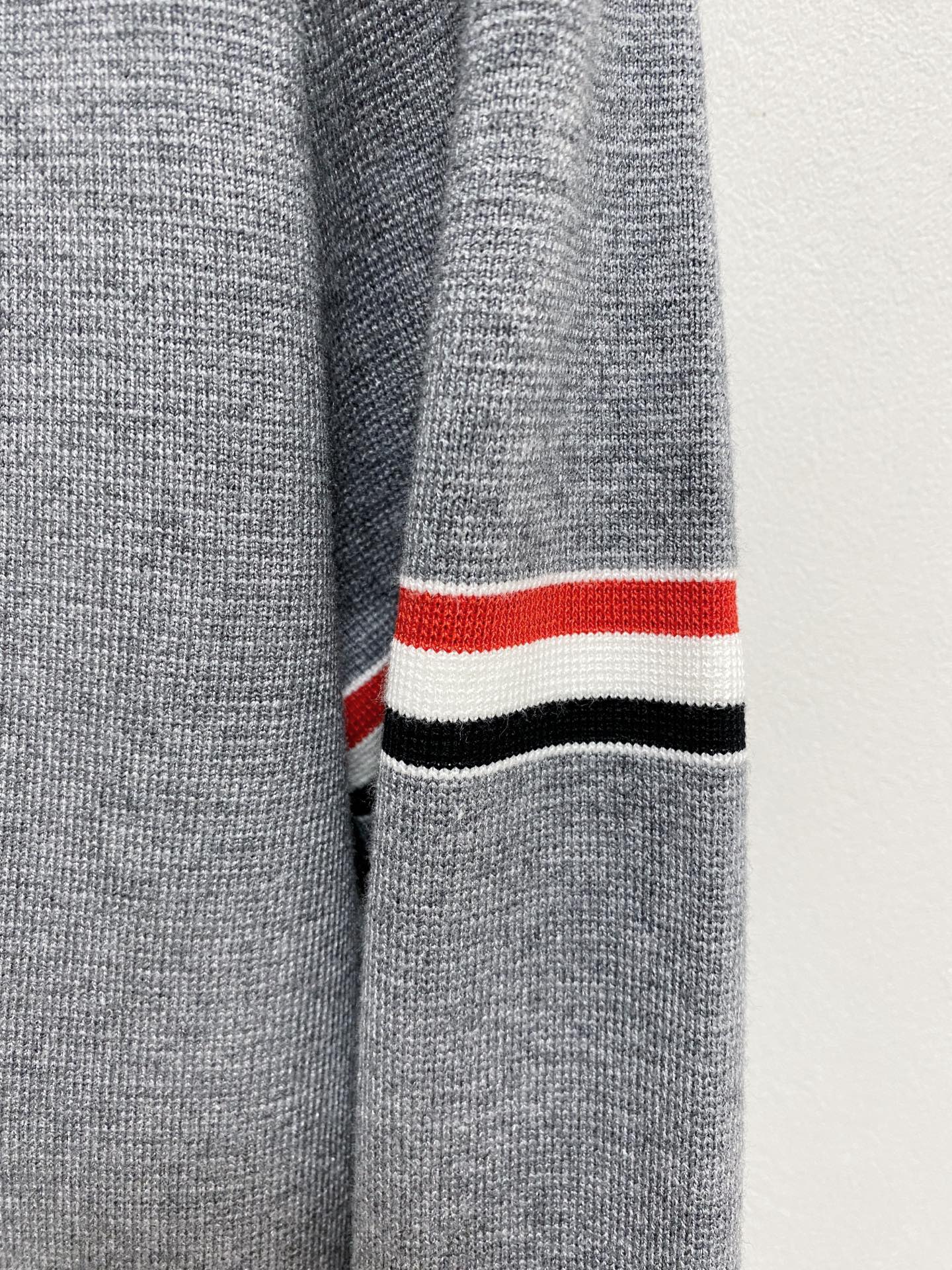 🌾 TB毛衣，采用羊毛混纺纱线，保暖性佳，蓬松柔软，加倍呵护肌肤，给你轻如无物的穿着感体验。高品质天然纤