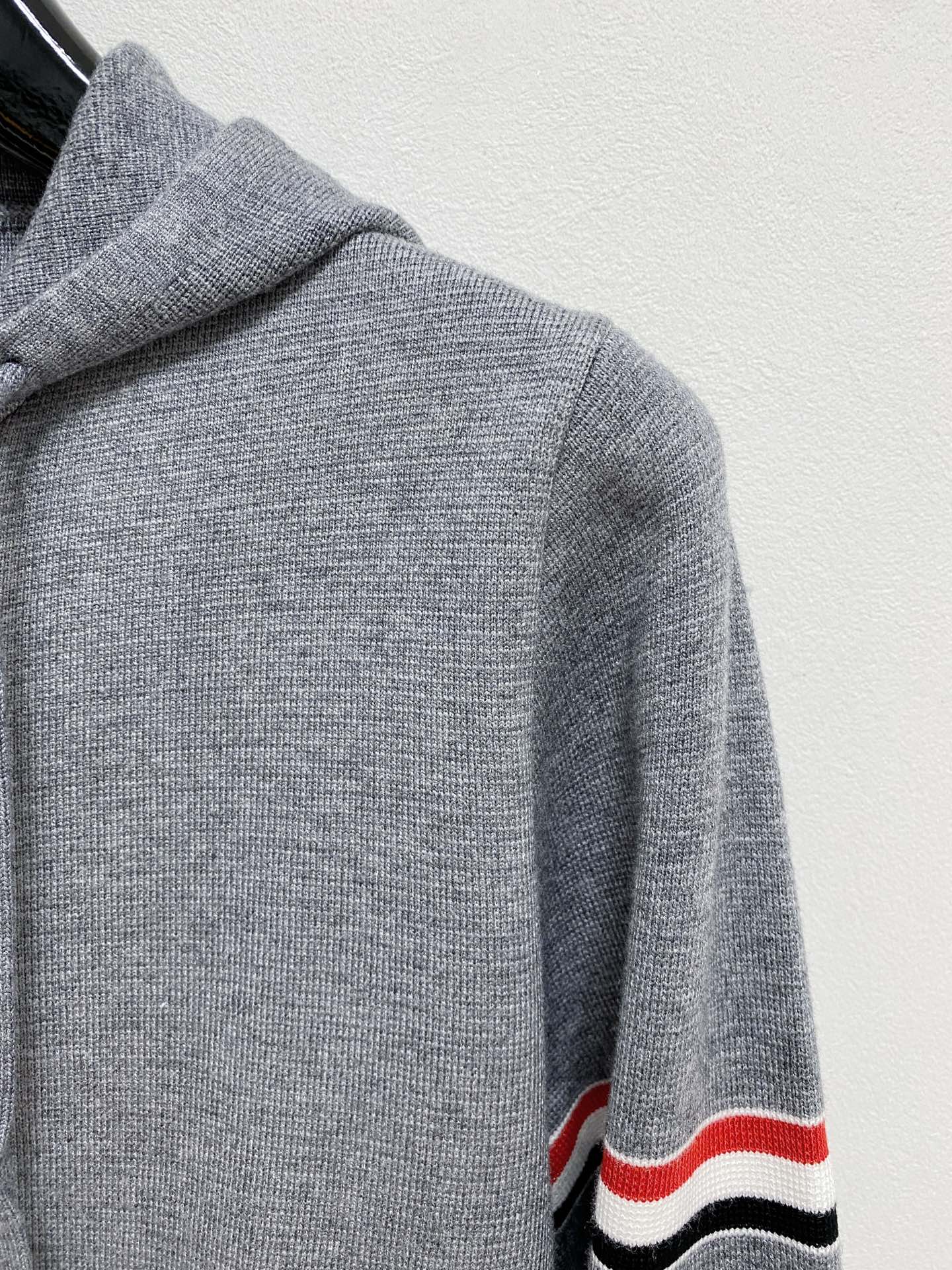 🌾 TB毛衣，采用羊毛混纺纱线，保暖性佳，蓬松柔软，加倍呵护肌肤，给你轻如无物的穿着感体验。高品质天然纤