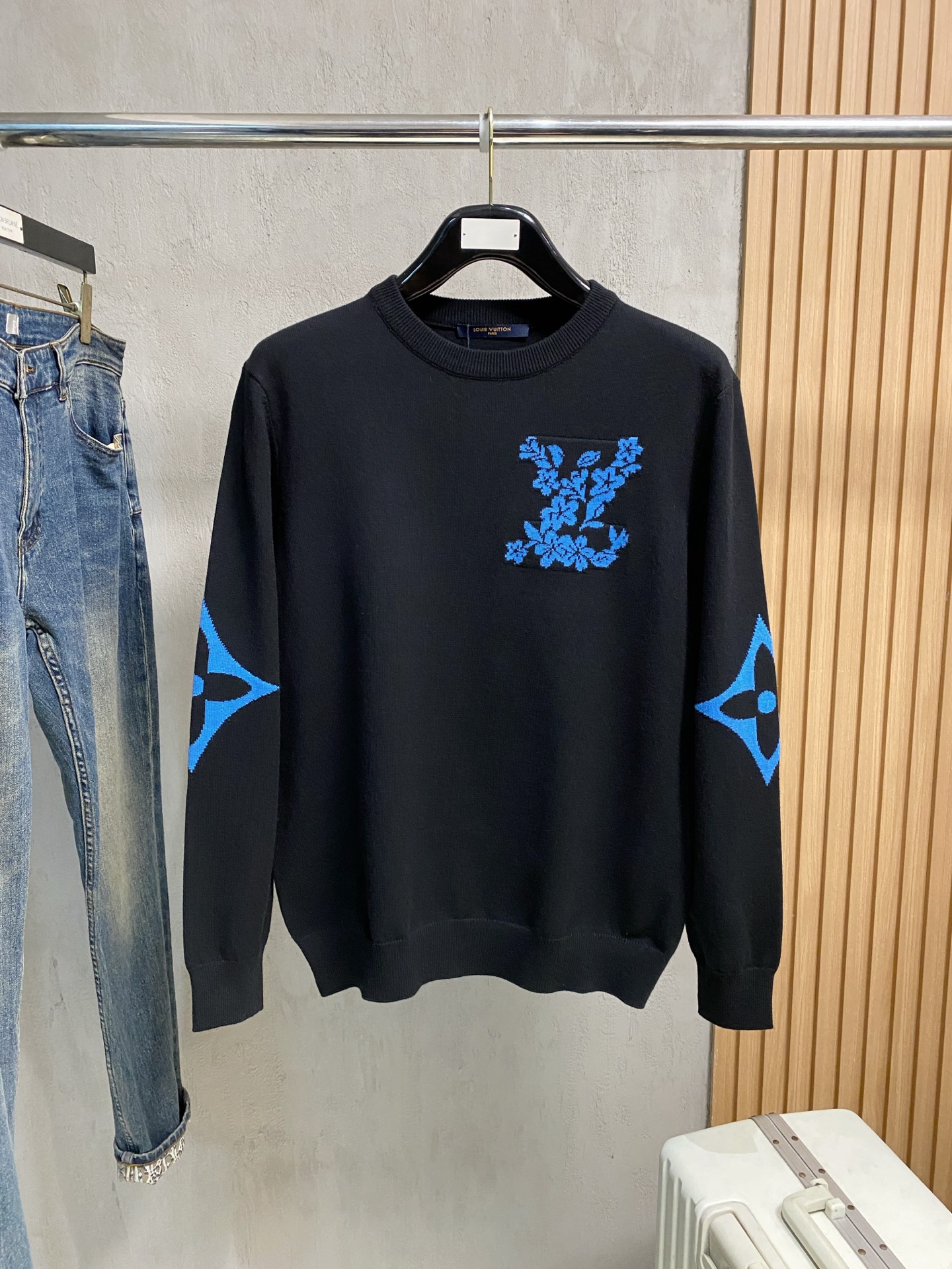 NO:595143,LV 25ss autumn and winter [new product] sweater is exclusively for the hard goods, imported original technical wool worsted!  The fine knitting is integrated, and the color mixed weaving is purely handmade. The grade is extremely high, highlighting the taste and luxury of clothing. The craftsmanship is exquisite!  Customized original craftsmanship threaded upper body, extremely handsome, purchasing agent level counter, same style for men and women, size S-xL,, louis vuitton, sweaters, alexander wang19860909LV 25ss秋冬【新品】毛衣专供狠货,进口原版科技羊毛精纺！精细针织一体,色彩混织纯手工技艺呈现 档次极高,凸显衣着品味与奢华 工艺精湛！定制原版工艺螺纹上身帅到爆,代购级别专柜男女同款 码数S-xL,,louis vuitton,sweaters,alexander wang,Men's clothing