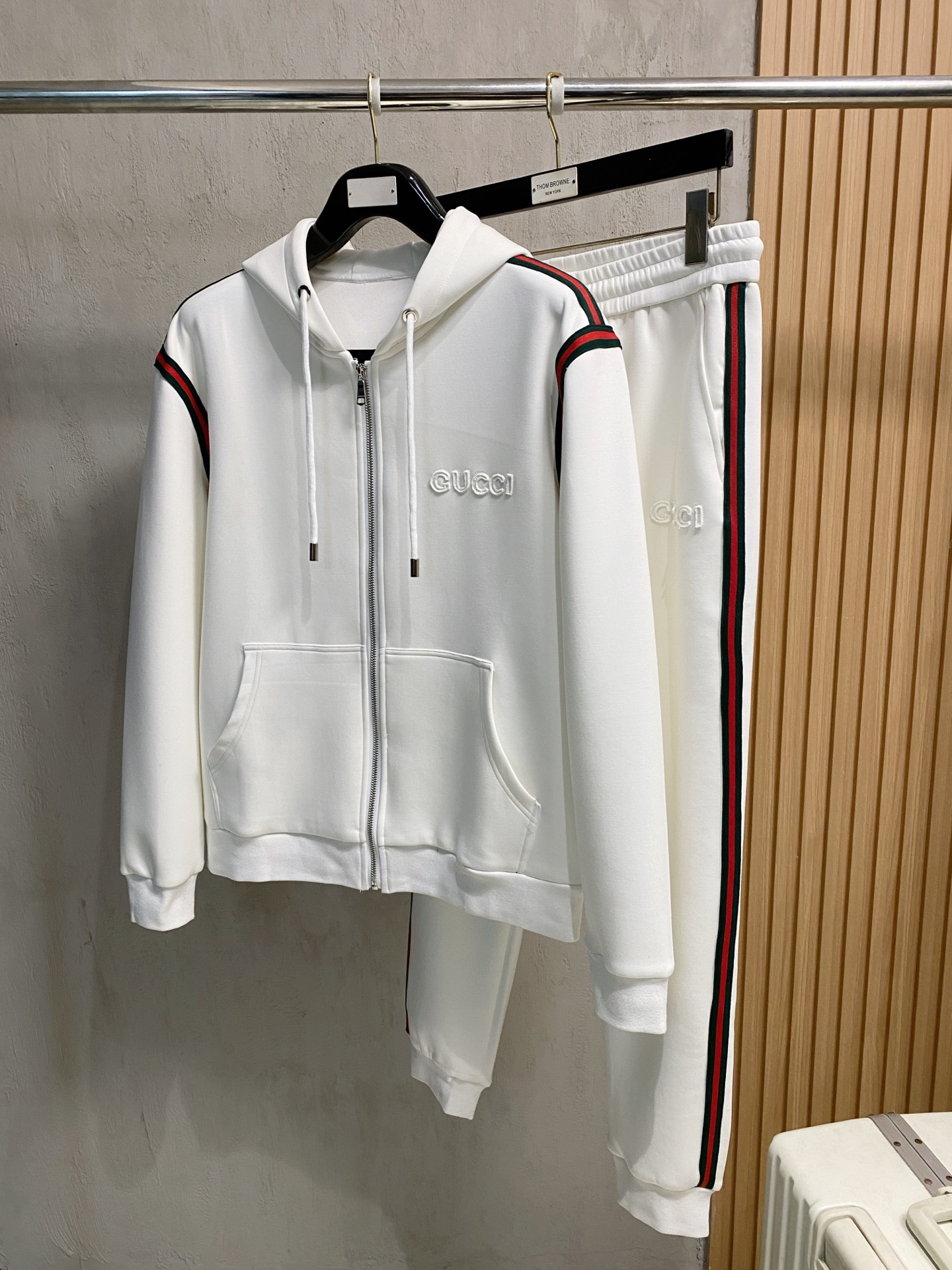 NO:645553,Gucci 2025 new popular cardigan suit. The original product is carefully crafted by top designers. It has a fitting and perfect upper body effect. All-natural high-quality space cotton, close-fitting comfort, noble and elegant!  Original hardware embodies elegance and nobility!  Counter sizes M-3XL (maximum size), gucci, alexander wang19860909古驰 2025全新爆款开衫套装 原单狠货倾注顶级设计师的精心之作 就为一个贴合、完美的上身效果 全天然优质太空棉,贴身的舒适感 高贵典雅！原厂五金无不彰显优雅高贵气质！专柜尺码M-3XL（最大穿到斤）,,gucci,alexander wang,Men's clothing