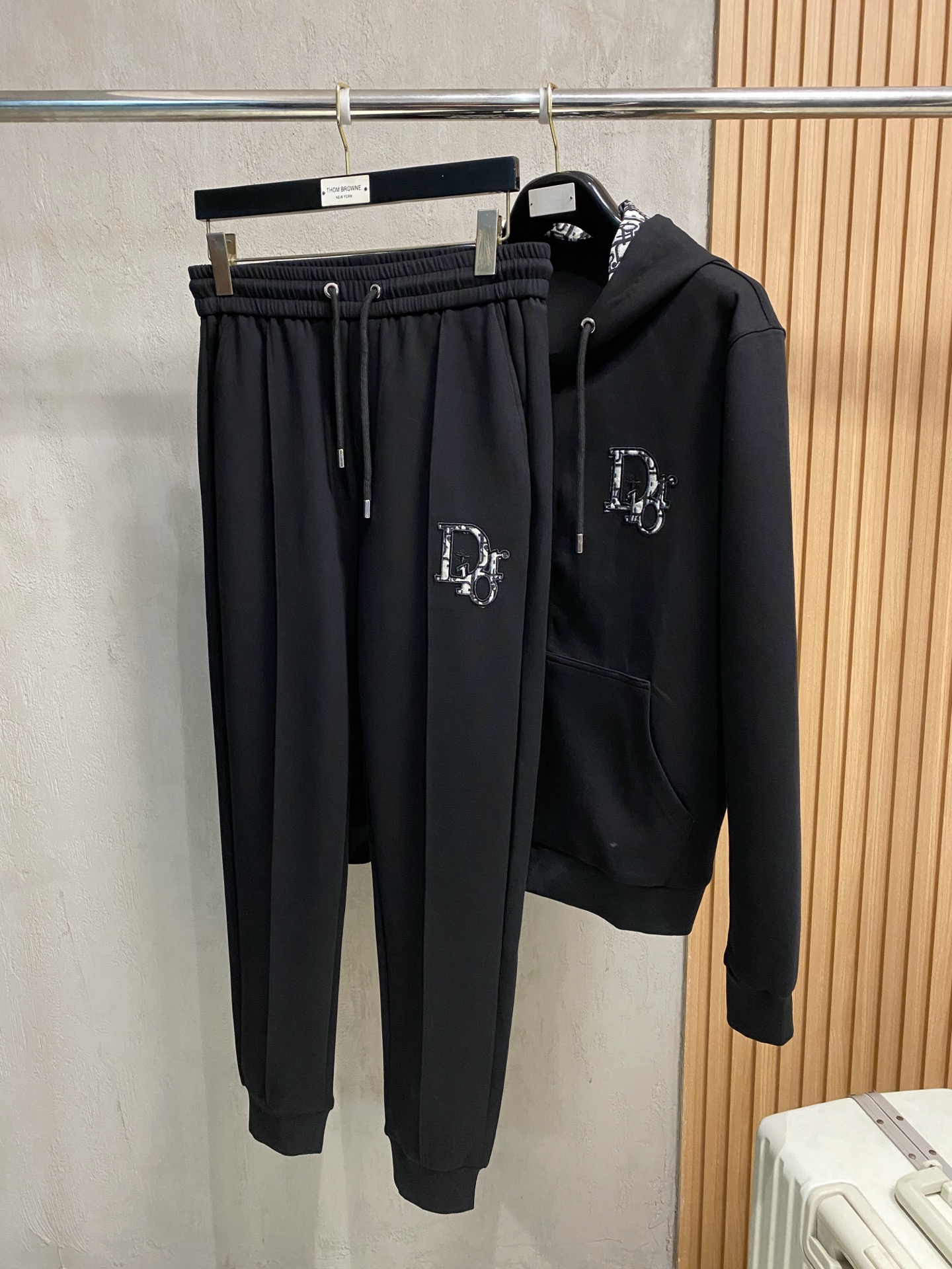 迪奥 2025全新爆款开衫套装 原单狠货🇭🇰倾注顶级设计师的精心之作 就为一个贴合、完美的上身效果 全天