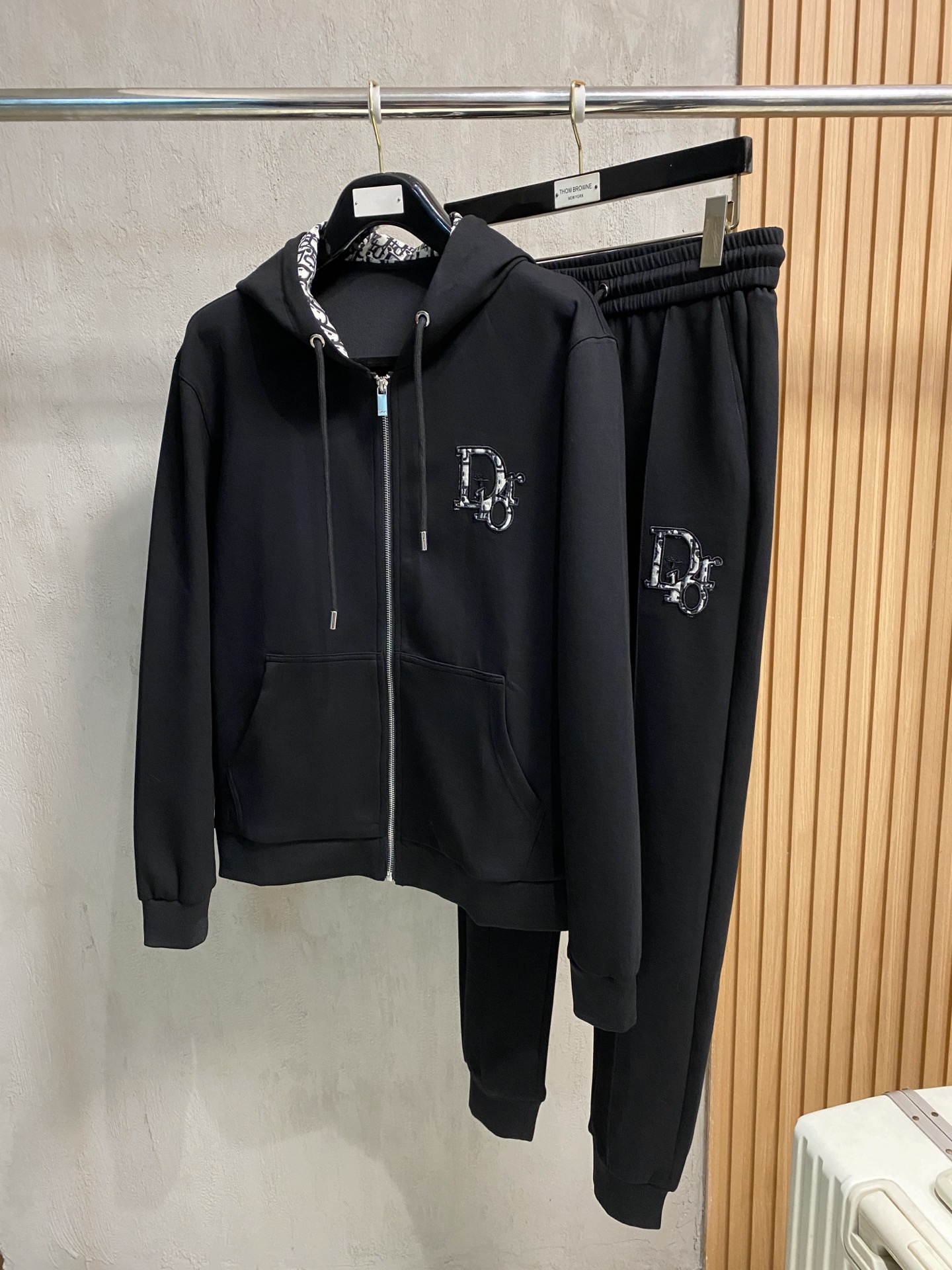 迪奥 2025全新爆款开衫套装 原单狠货🇭🇰倾注顶级设计师的精心之作 就为一个贴合、完美的上身效果 全天