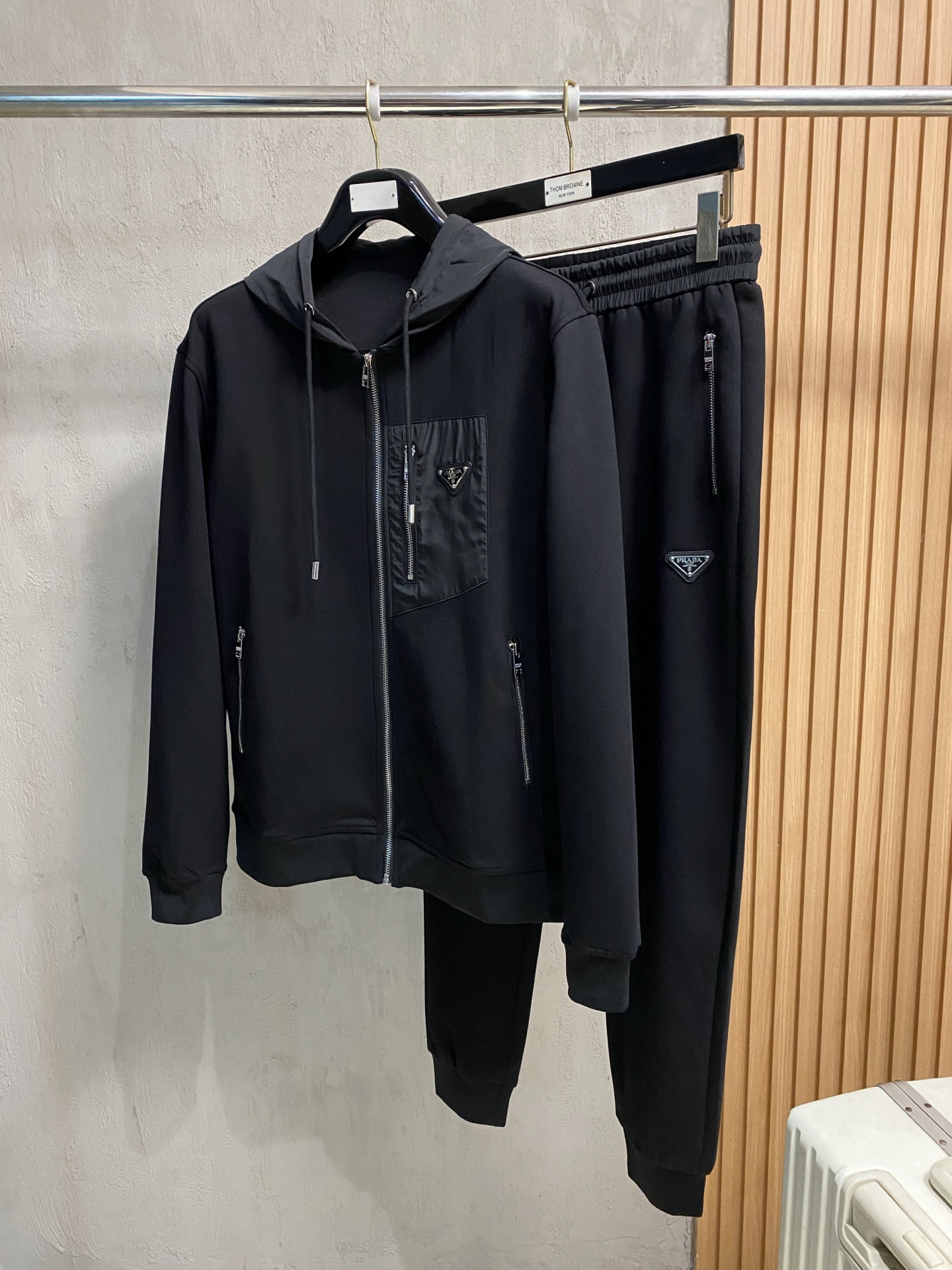 NO:645590,Prada's 2025 new popular cardigan suit. The original product is carefully crafted by top designers. It has a fitting and perfect upper body effect. All-natural high-quality Tencel cotton, close-fitting comfort, noble and elegant!  Original hardware embodies elegance and nobility!  Counter sizes M-3XL (up to 190 pounds), prada, alexander wang19860909普拉达 2025全新爆款开衫套装 原单狠货倾注顶级设计师的精心之作 就为一个贴合、完美的上身效果 全天然优质天丝哥弟棉,贴身的舒适感 高贵典雅！原厂五金无不彰显优雅高贵气质！专柜尺码M-3XL（最大穿到190斤）,,prada,alexander wang,Men's clothing