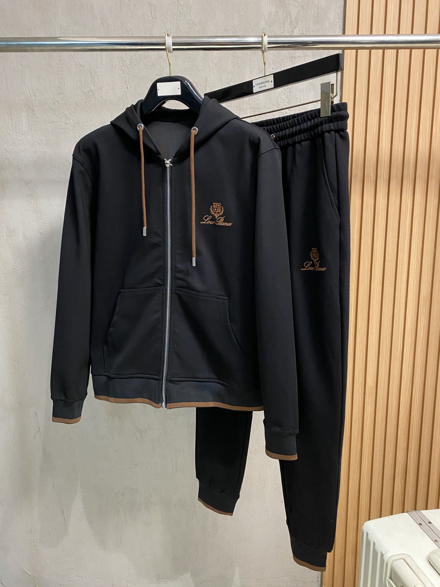 NO:645585,LP's new popular cardigan suit. The original product is carefully crafted by top designers. It has a fitting and perfect upper body effect. All-natural high-quality space cotton, close-fitting comfort, noble and elegant!  Original hardware embodies elegance and nobility!  Counter sizes M-3XL (maximum weight), loro piana, alexander wang19860909LP 全新爆款开衫套装 原单狠货倾注顶级设计师的精心之作 就为一个贴合、完美的上身效果 全天然优质太空棉,贴身的舒适感 高贵典雅！原厂五金无不彰显优雅高贵气质！专柜尺码M-3XL（最大穿到斤）,,loro piana,alexander wang,Men's clothing