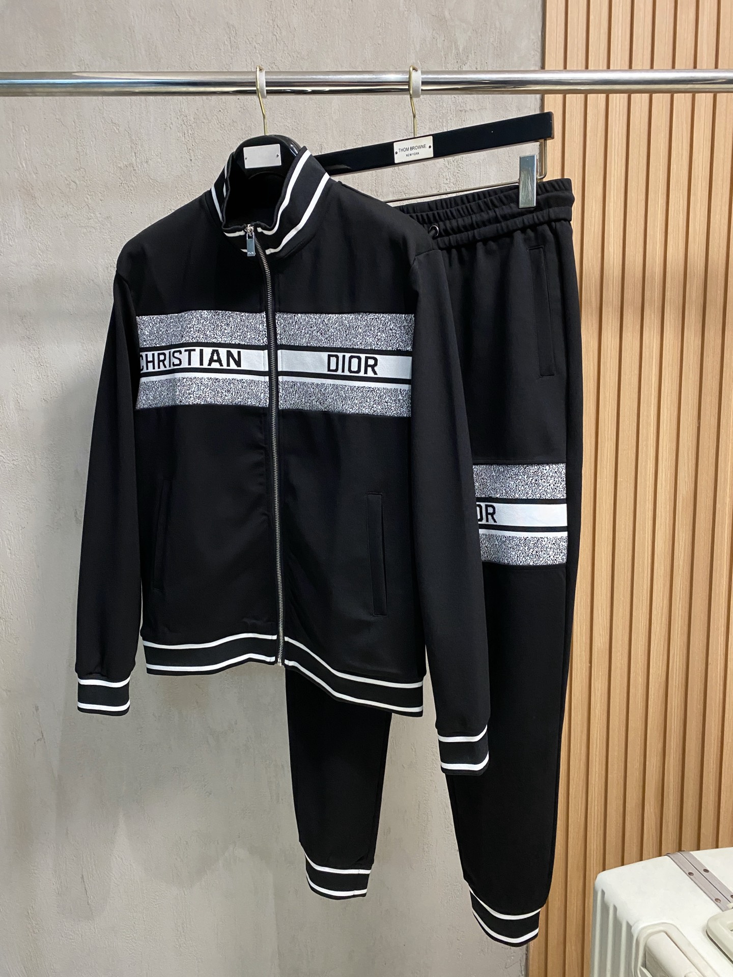 NO:645579,Dior's 2025 new popular cardigan suit. The original product is carefully crafted by top designers. It has a fitting and perfect upper body effect. All-natural high-quality space cotton, close-fitting comfort, noble and elegant!  Original hardware embodies elegance and nobility!  Counter sizes M-3XL (maximum weight), dior, alexander wang19860909迪奥 2025全新爆款开衫套装 原单狠货倾注顶级设计师的精心之作 就为一个贴合、完美的上身效果 全天然优质太空棉,贴身的舒适感 高贵典雅！原厂五金无不彰显优雅高贵气质！专柜尺码M-3XL（最大穿到斤）,,dior,alexander wang,Men's clothing