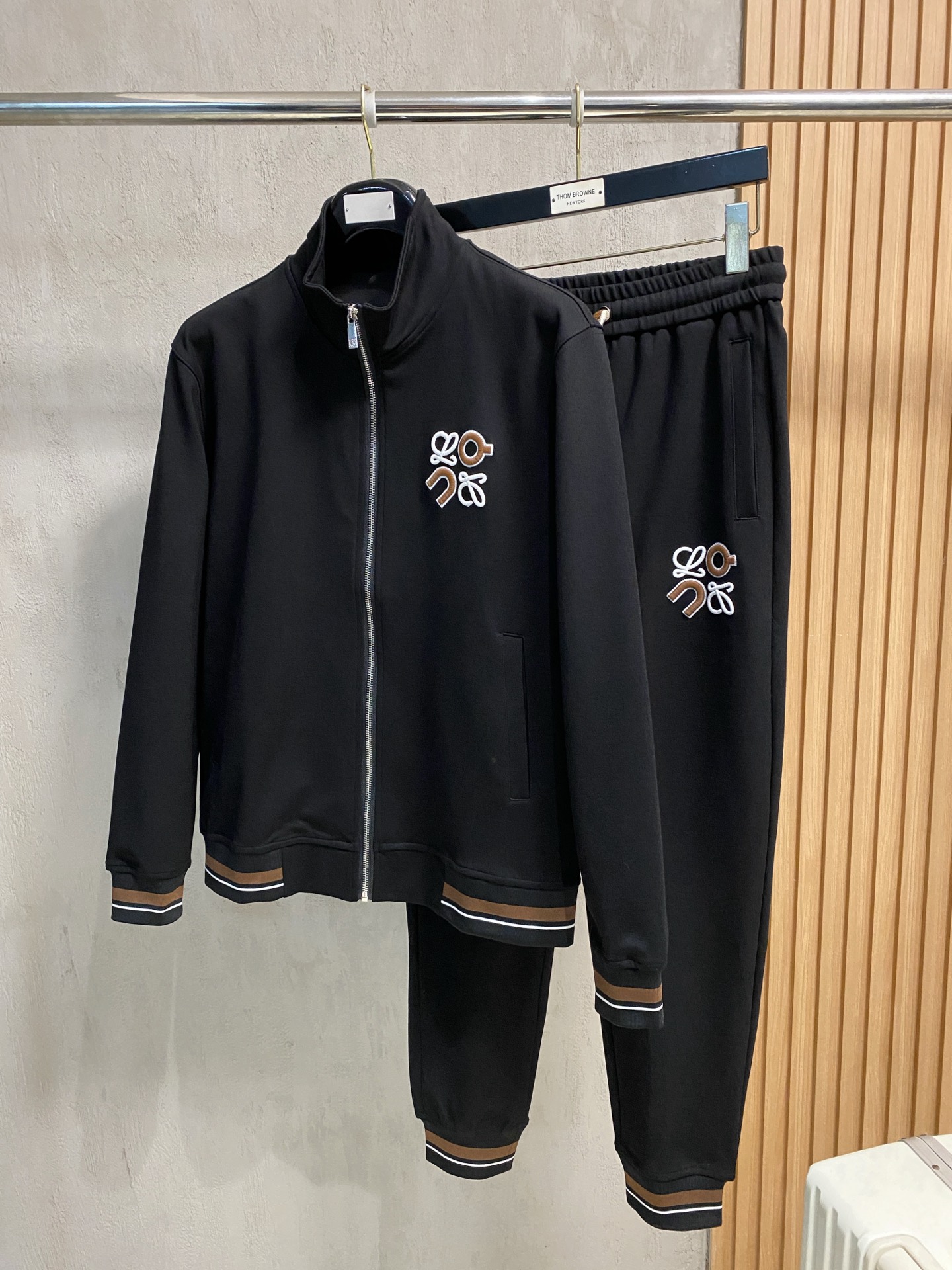 NO:645558,Loewe's 2025 new popular cardigan suit. The original product is carefully crafted by top designers. It has a fitting and perfect upper body effect. All-natural high-quality Tencel cotton, close-fitting comfort, noble and elegant!  Original hardware embodies elegance and nobility!  Counter sizes M-3XL (maximum weight), loewe, alexander wang19860909罗意威 2025全新爆款开衫套装 原单狠货倾注顶级设计师的精心之作 就为一个贴合、完美的上身效果 全天然优质天丝哥弟棉,贴身的舒适感 高贵典雅！原厂五金无不彰显优雅高贵气质！专柜尺码M-3XL（最大穿到斤）,,loewe,alexander wang,Men's clothing