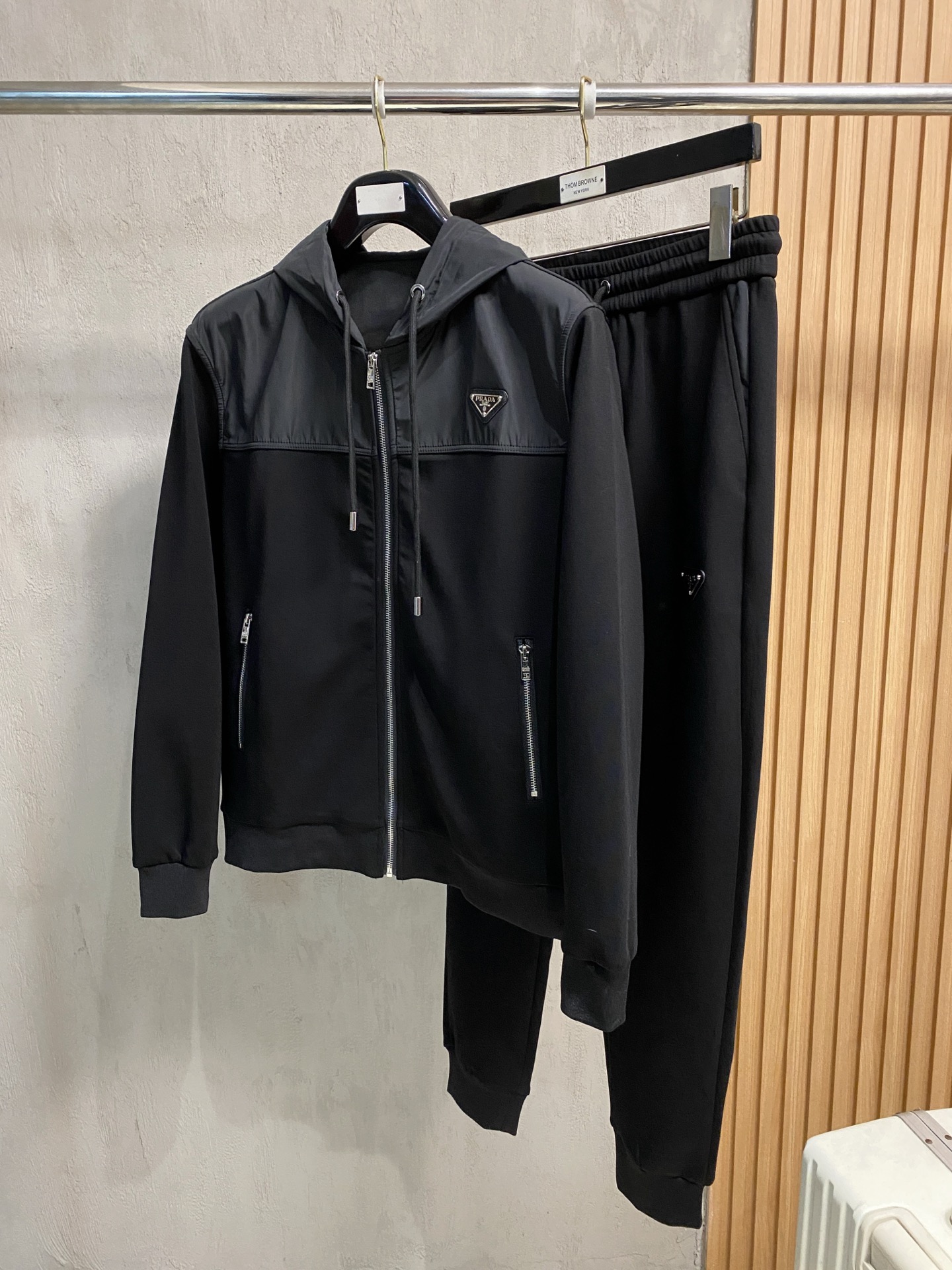 NO:645561,Prada's 2025 new popular cardigan suit. The original product is carefully crafted by top designers. It has a fitting and perfect upper body effect. All-natural high-quality space cotton, close-fitting comfort, noble and elegant!  Original hardware embodies elegance and nobility!  Counter sizes M-3XL (maximum weight), prada, alexander wang19860909普拉达 2025全新爆款开衫套装 原单狠货倾注顶级设计师的精心之作 就为一个贴合、完美的上身效果 全天然优质太空棉,贴身的舒适感 高贵典雅！原厂五金无不彰显优雅高贵气质！专柜尺码M-3XL（最大穿到斤）,,prada,alexander wang,Men's clothing