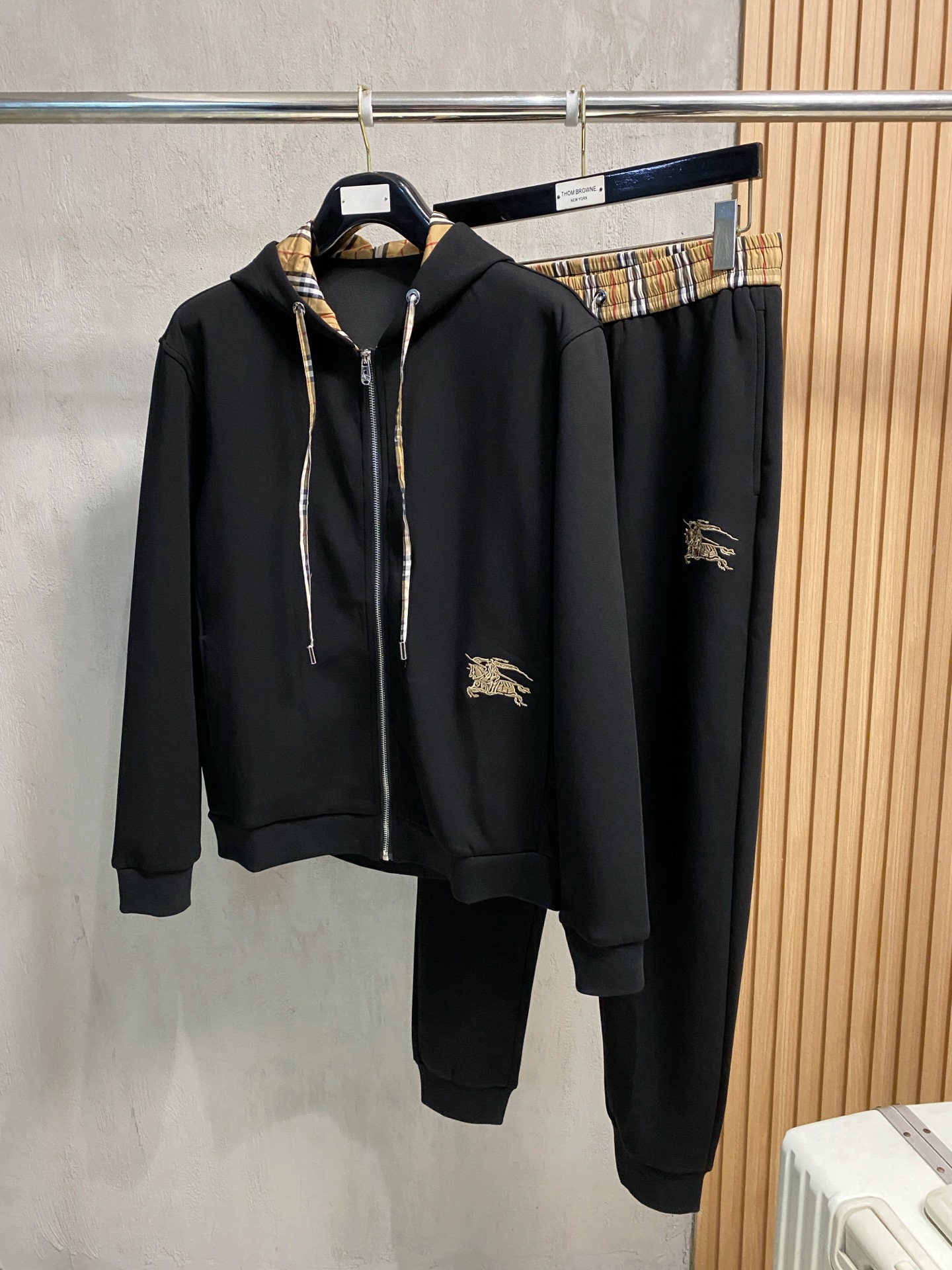 NO:645567,Burberry's 2025 new popular cardigan suit. The original product is carefully crafted by top designers. It has a fitting and perfect upper body effect. All-natural high-quality space cotton, close-fitting comfort, noble and elegant!  Original hardware embodies elegance and nobility!  Counter sizes M-3XL (maximum weight), burberry, alexander wang19860909巴宝莉 2025全新爆款开衫套装 原单狠货倾注顶级设计师的精心之作 就为一个贴合、完美的上身效果 全天然优质太空棉,贴身的舒适感 高贵典雅！原厂五金无不彰显优雅高贵气质！专柜尺码M-3XL（最大穿到斤）,,burberry,alexander wang,Men's clothing