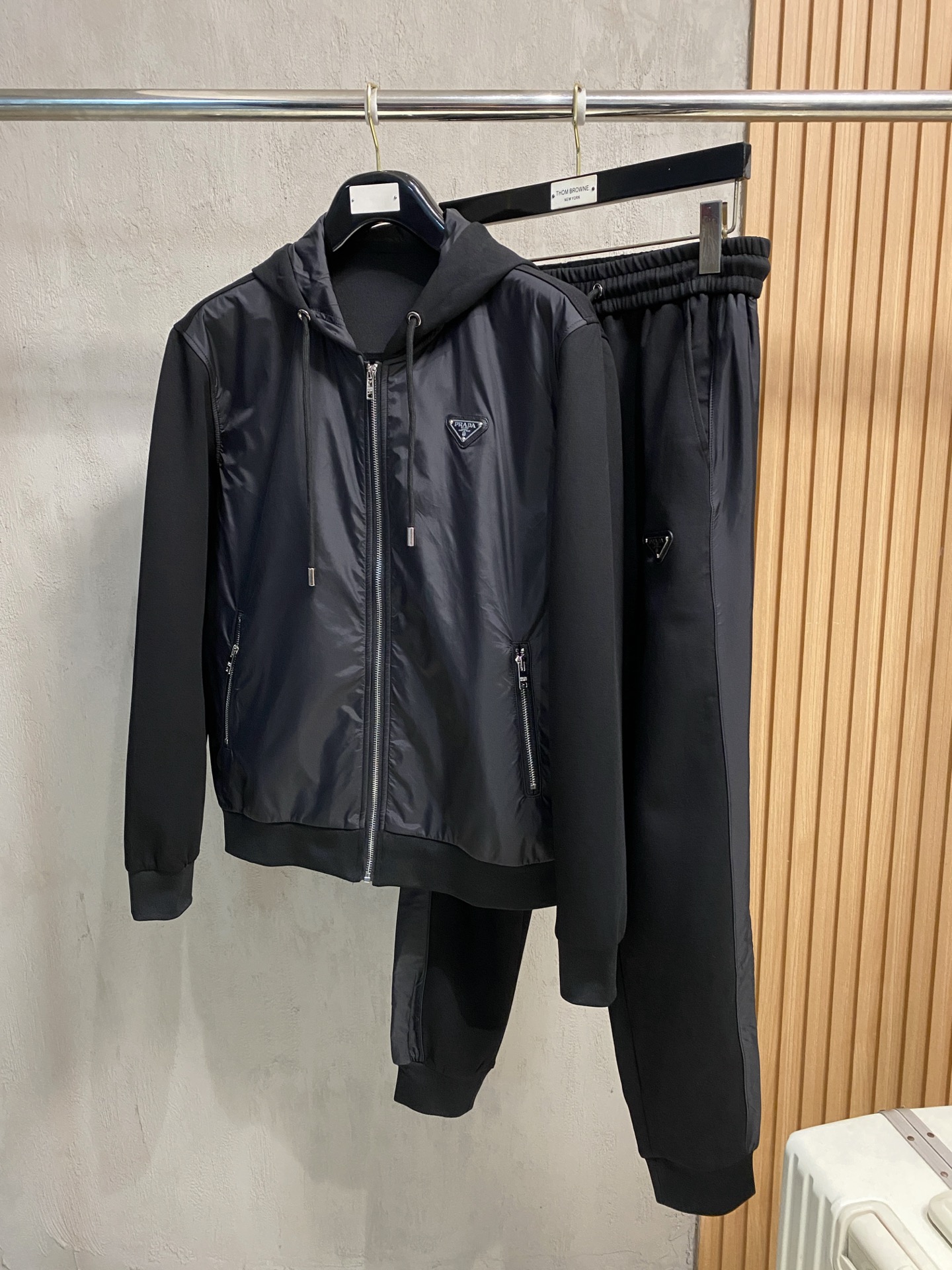 NO:645573,Prada's 2025 new popular cardigan suit. The original product is carefully crafted by top designers. It has a fitting and perfect upper body effect. All-natural high-quality space cotton, close-fitting comfort, noble and elegant!  Original hardware embodies elegance and nobility!  Counter sizes M-3XL (maximum weight), prada, alexander wang19860909普拉达 2025全新爆款开衫套装 原单狠货倾注顶级设计师的精心之作 就为一个贴合、完美的上身效果 全天然优质太空棉,贴身的舒适感 高贵典雅！原厂五金无不彰显优雅高贵气质！专柜尺码M-3XL（最大穿到斤）,,prada,alexander wang,Men's clothing