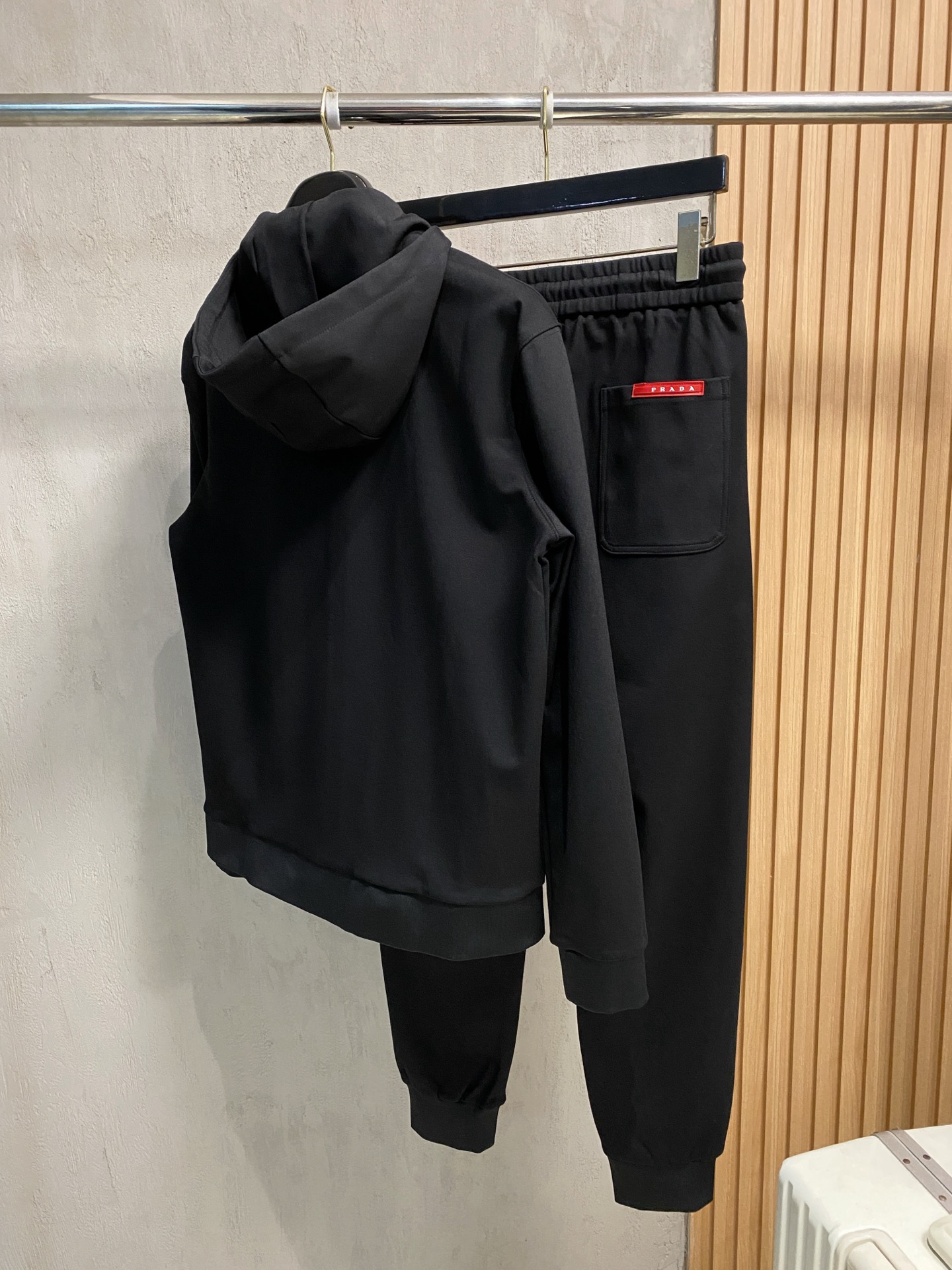 普拉达 2025全新爆款开衫套装 原单狠货🇭🇰倾注顶级设计师的精心之作 就为一个贴合、完美的上身效果 全