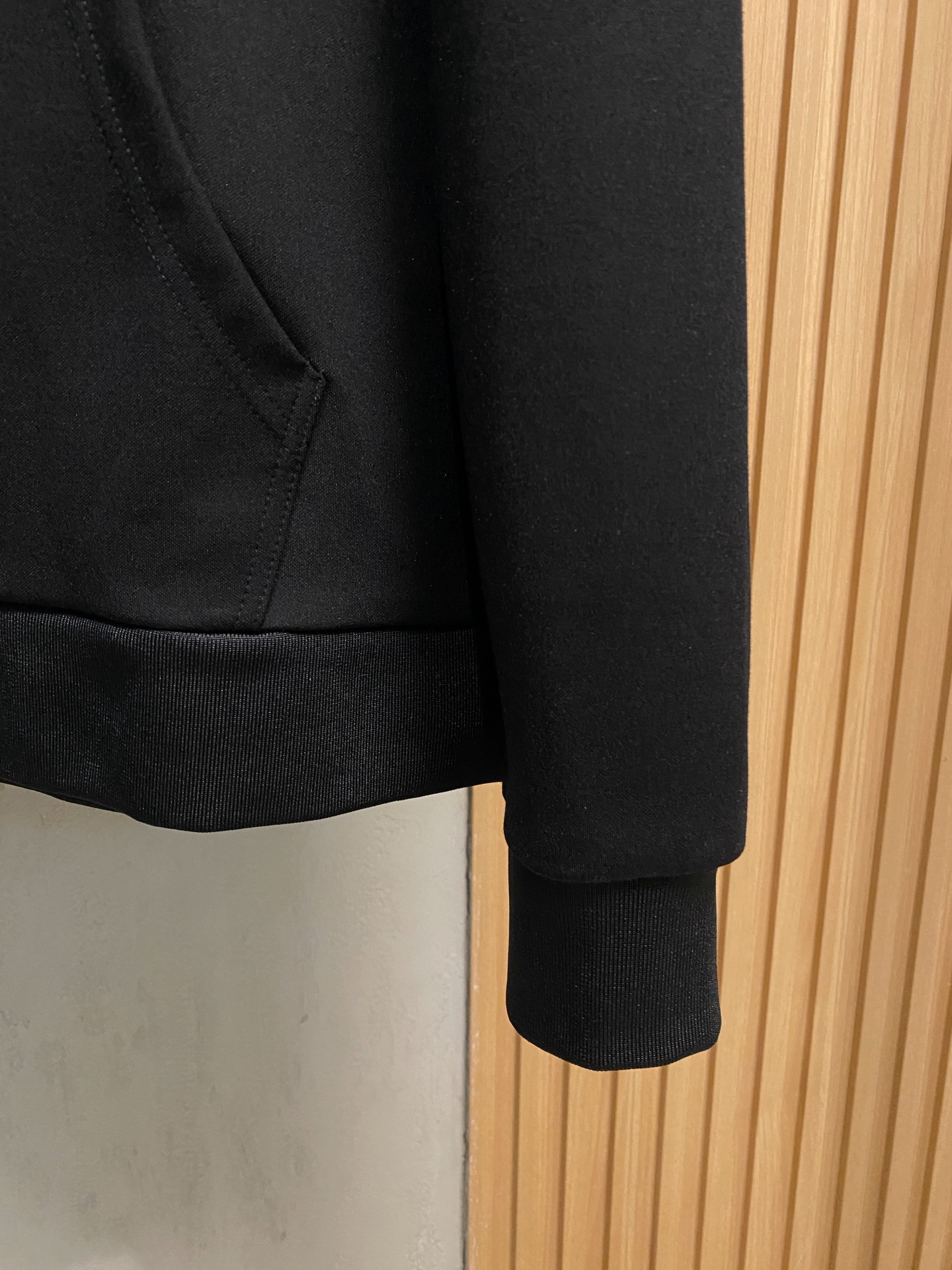 普拉达 2025全新爆款开衫套装 原单狠货🇭🇰倾注顶级设计师的精心之作 就为一个贴合、完美的上身效果 全