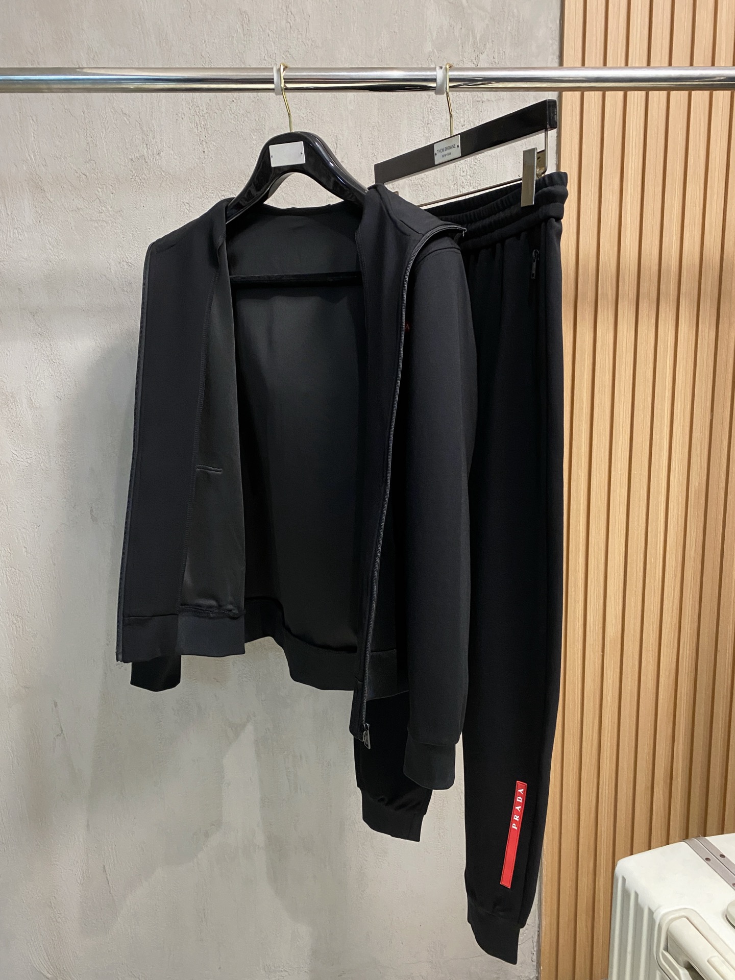 普拉达 2025全新爆款开衫套装 原单狠货🇭🇰倾注顶级设计师的精心之作 就为一个贴合、完美的上身效果 全