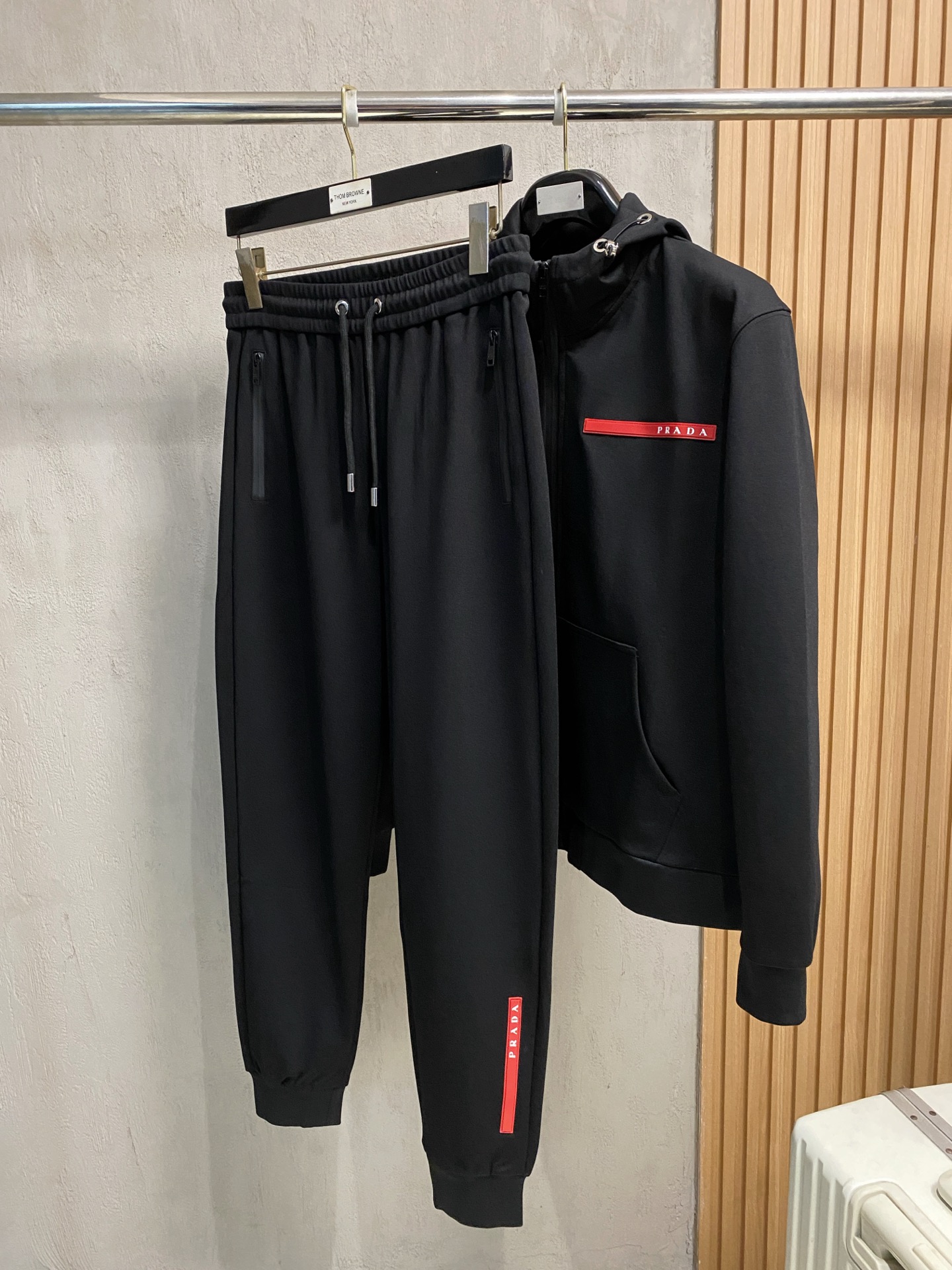 普拉达 2025全新爆款开衫套装 原单狠货🇭🇰倾注顶级设计师的精心之作 就为一个贴合、完美的上身效果 全