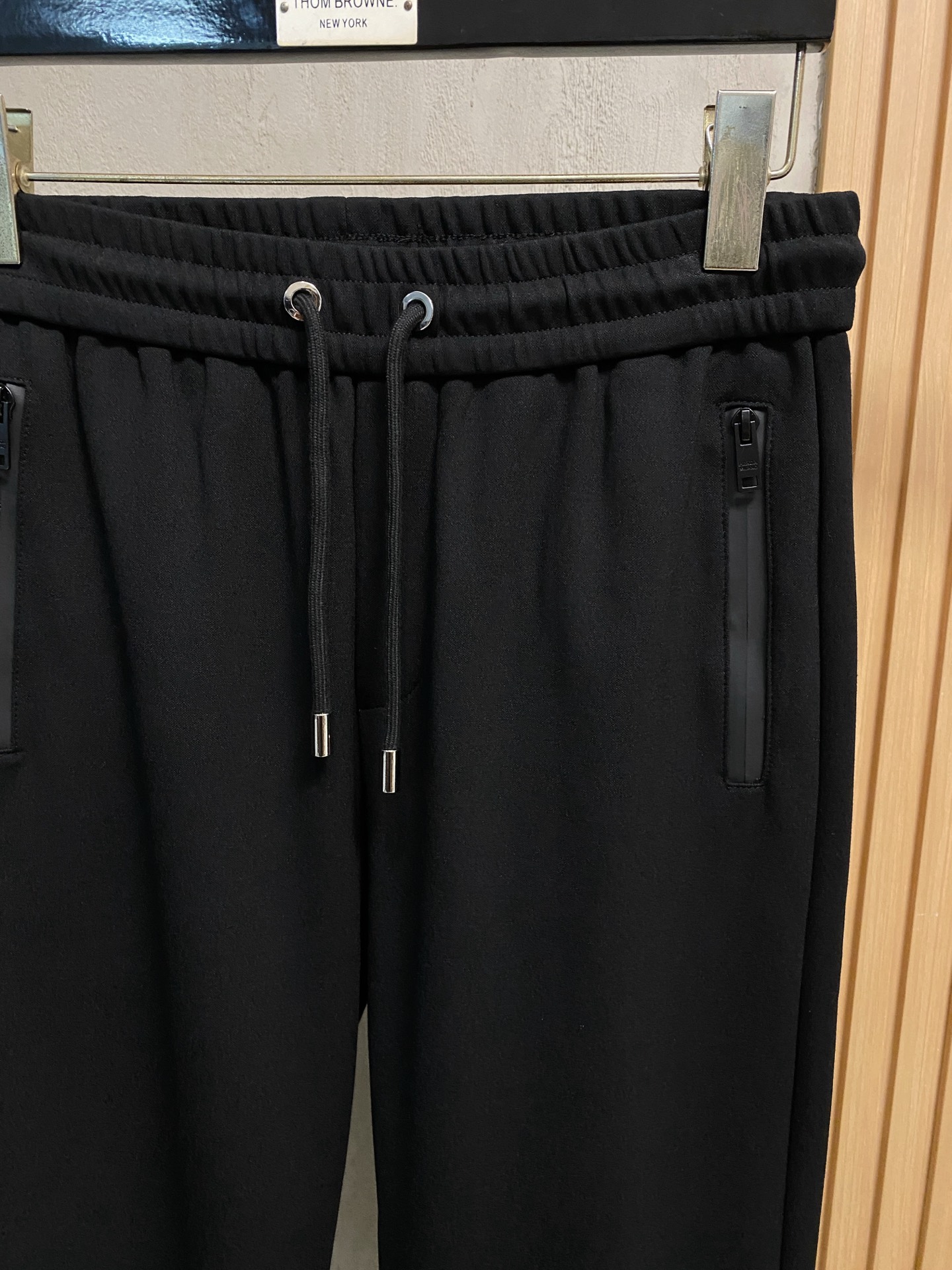 普拉达 2025全新爆款开衫套装 原单狠货🇭🇰倾注顶级设计师的精心之作 就为一个贴合、完美的上身效果 全