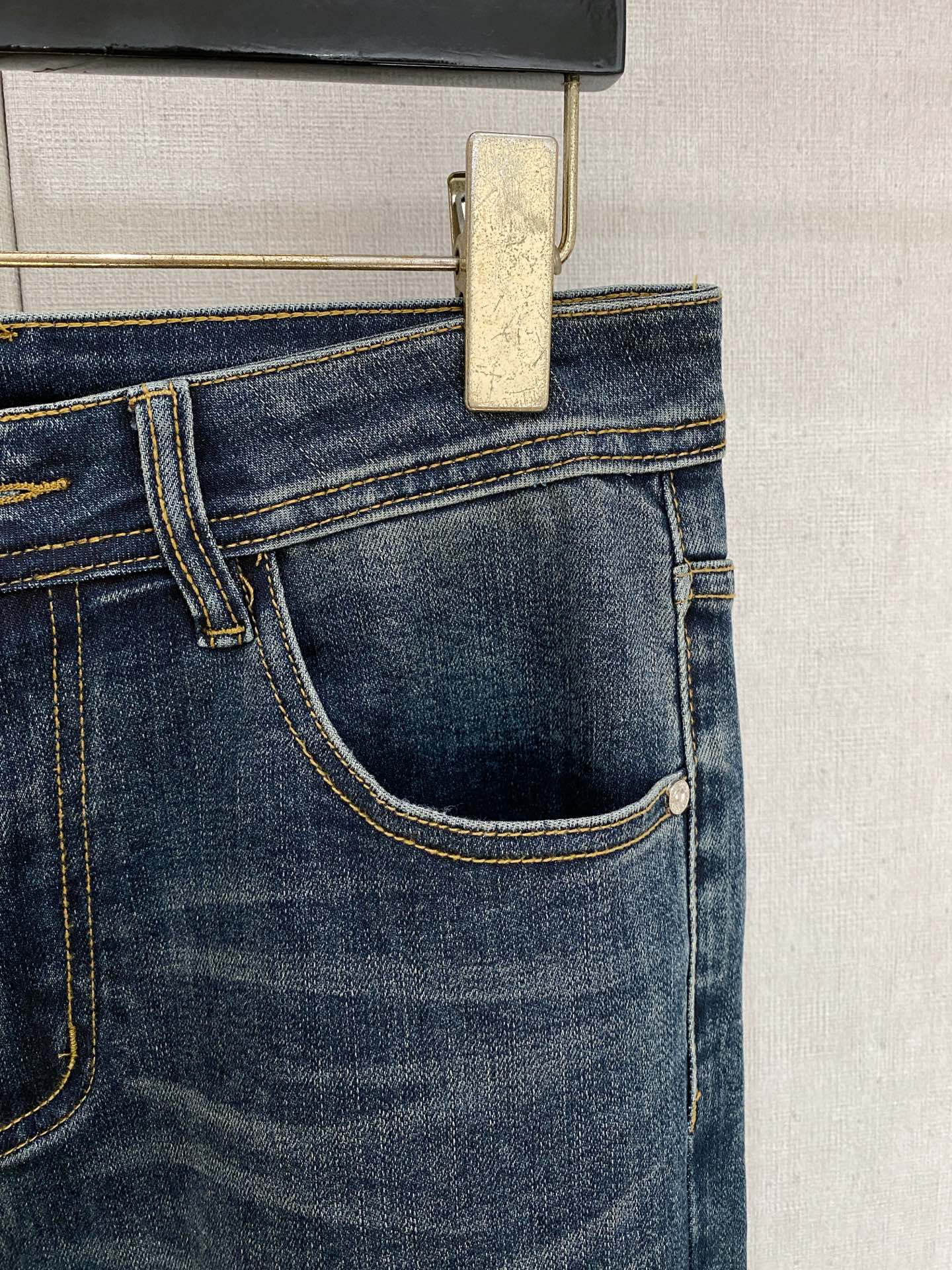 💰298 Lv 2025秋冬男士水洗小直筒牛仔裤！贸易公司渠道牛货，品相超赞，时尚圈万能的百搭裤王，欧美街拍中高频穿搭示范，皮革腰牌logo设计！且是奢侈品牌每季必出的单品！非常纯粹极简的设计基调！秉承了一贯的时尚主张，颇具看点，即彰显了匠心工艺又有力的标榜了品牌身份！客供意大利定制丹宁面料，质感无敌赞，颇具韵味，版型剪裁完美，提臀修身显瘦效果极佳，可横扫衣橱任何的上装搭配，兼容性广泛，休闲兼备，上身型款十足，无敌的时髦百搭神品！尺码：29-38