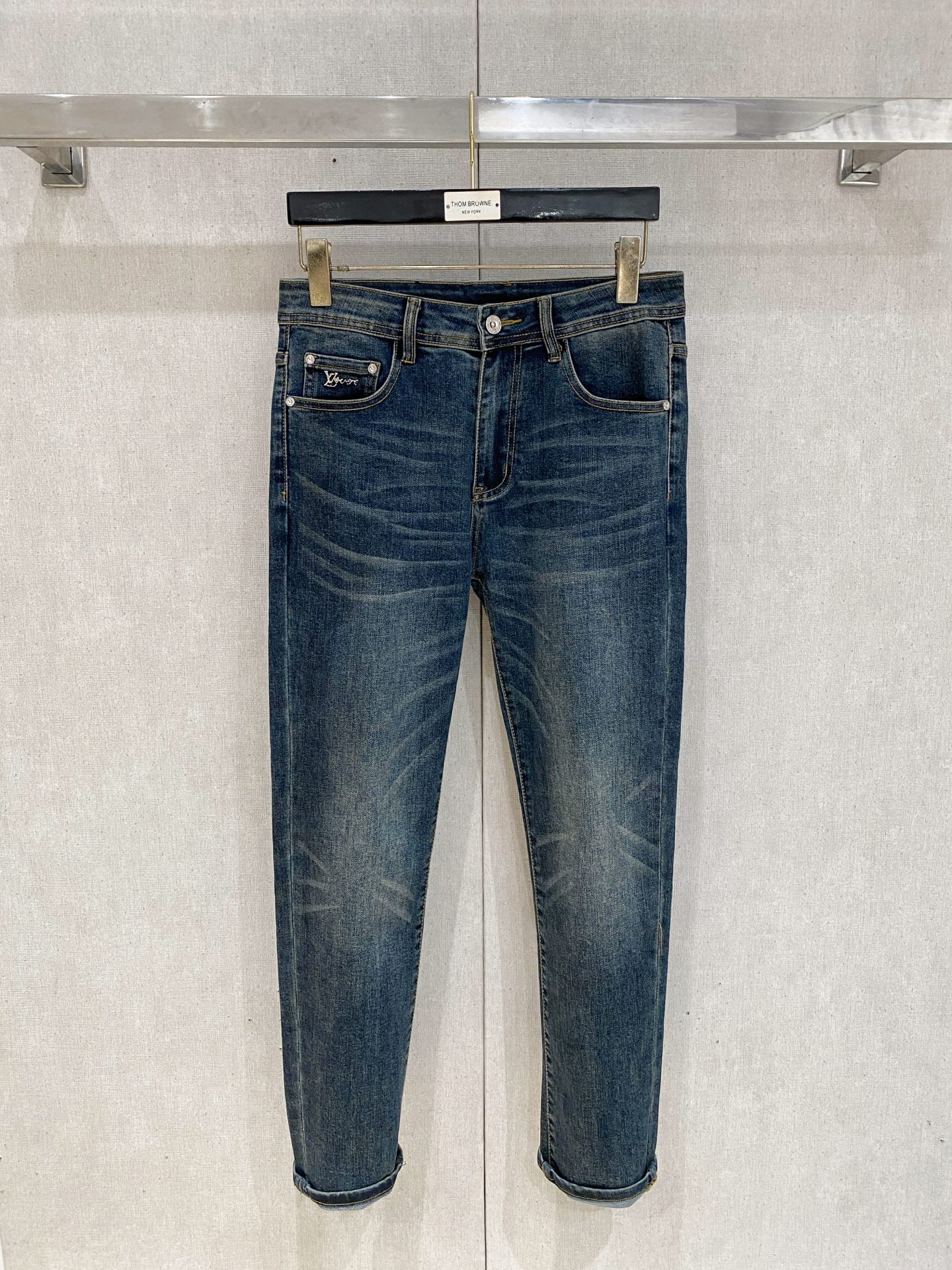 💰298 Lv 2025秋冬男士水洗小直筒牛仔裤！贸易公司渠道牛货，品相超赞，时尚圈万能的百搭裤王，欧美街拍中高频穿搭示范，皮革腰牌logo设计！且是奢侈品牌每季必出的单品！非常纯粹极简的设计基调！秉承了一贯的时尚主张，颇具看点，即彰显了匠心工艺又有力的标榜了品牌身份！客供意大利定制丹宁面料，质感无敌赞，颇具韵味，版型剪裁完美，提臀修身显瘦效果极佳，可横扫衣橱任何的上装搭配，兼容性广泛，休闲兼备，上身型款十足，无敌的时髦百搭神品！尺码：29-38