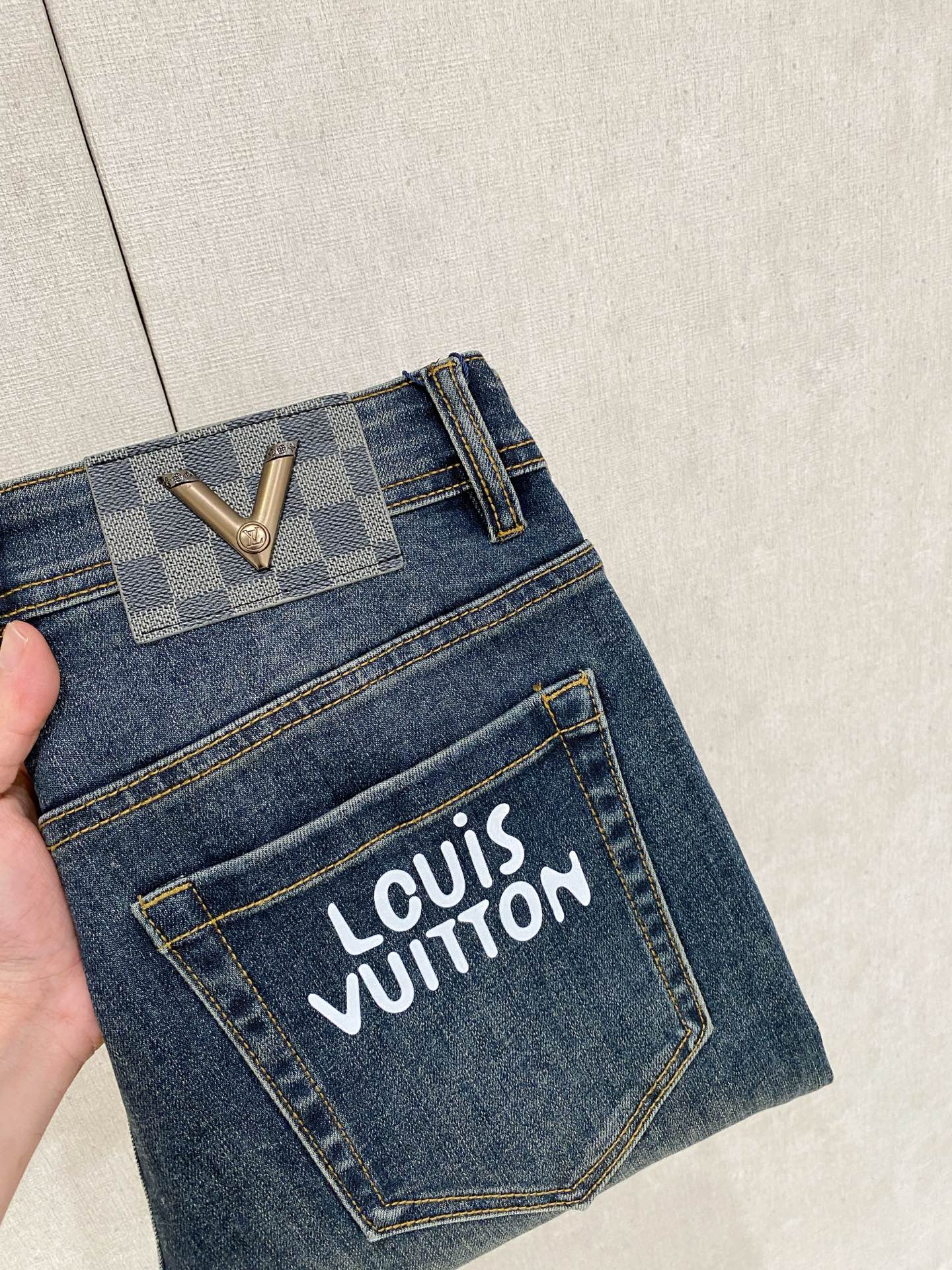 💰298 Lv 2025秋冬男士水洗小直筒牛仔裤！贸易公司渠道牛货，品相超赞，时尚圈万能的百搭裤王，欧美街拍中高频穿搭示范，皮革腰牌logo设计！且是奢侈品牌每季必出的单品！非常纯粹极简的设计基调！秉承了一贯的时尚主张，颇具看点，即彰显了匠心工艺又有力的标榜了品牌身份！客供意大利定制丹宁面料，质感无敌赞，颇具韵味，版型剪裁完美，提臀修身显瘦效果极佳，可横扫衣橱任何的上装搭配，兼容性广泛，休闲兼备，上身型款十足，无敌的时髦百搭神品！尺码：29-38