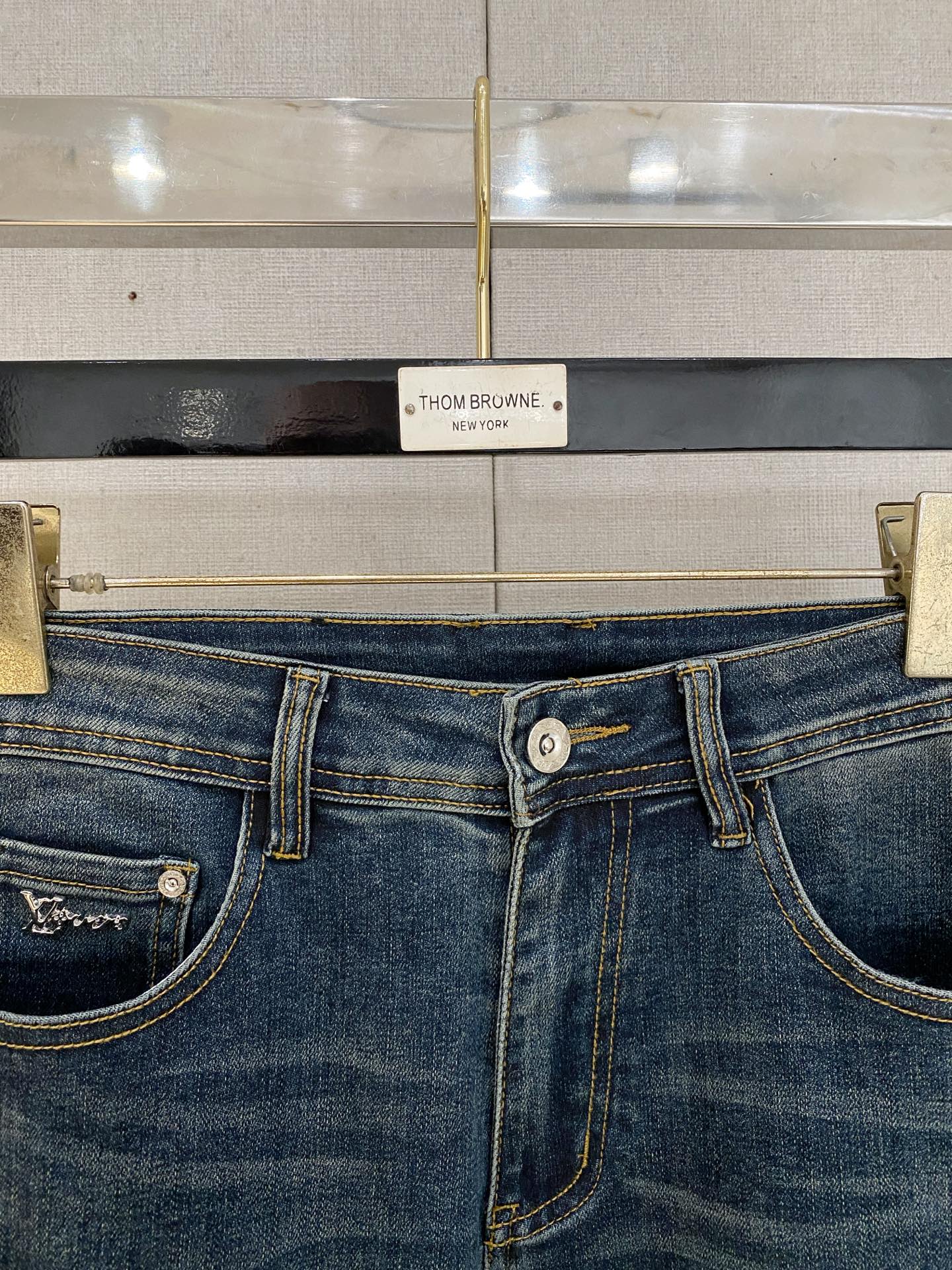 💰298 Lv 2025秋冬男士水洗小直筒牛仔裤！贸易公司渠道牛货，品相超赞，时尚圈万能的百搭裤王，欧美街拍中高频穿搭示范，皮革腰牌logo设计！且是奢侈品牌每季必出的单品！非常纯粹极简的设计基调！秉承了一贯的时尚主张，颇具看点，即彰显了匠心工艺又有力的标榜了品牌身份！客供意大利定制丹宁面料，质感无敌赞，颇具韵味，版型剪裁完美，提臀修身显瘦效果极佳，可横扫衣橱任何的上装搭配，兼容性广泛，休闲兼备，上身型款十足，无敌的时髦百搭神品！尺码：29-38