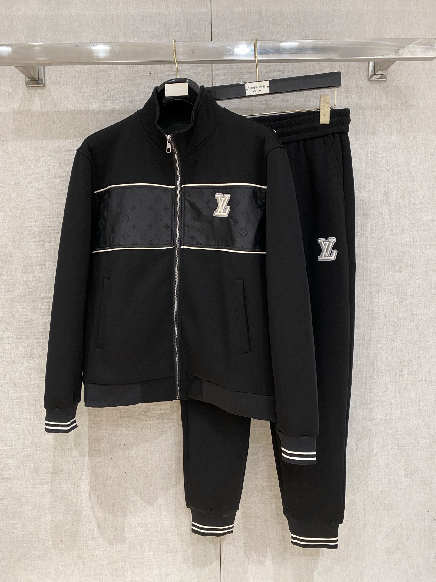 NO:601369,LV 2025 new popular cardigan suit. The original product is carefully crafted by top designers. It has a fitting and perfect upper body effect. All-natural high-quality Tencel cotton, close-fitting comfort, noble and elegant!  Original hardware embodies elegance and nobility!  Counter sizes M-3XL (up to 190 pounds) 08, louis vuitton, alexander wang19860909LV 2025全新爆款开衫套装 原单狠货倾注顶级设计师的精心之作 就为一个贴合、完美的上身效果 全天然优质天丝哥弟棉,贴身的舒适感 高贵典雅！原厂五金无不彰显优雅高贵气质！专柜尺码M-3XL（最大穿到190斤） 08,,louis vuitton,alexander wang,Men's clothing