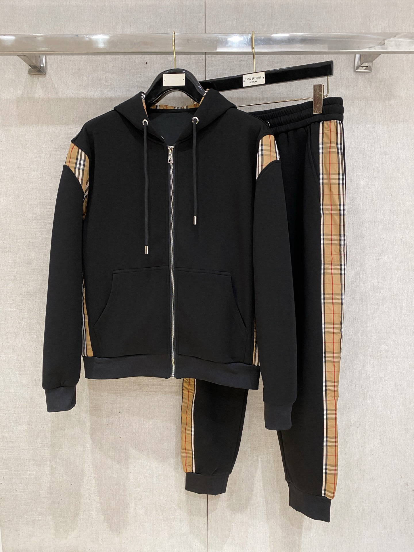 NO:601368,Burberry's 2025 new popular cardigan suit. The original product is carefully crafted by top designers. It has a fitting and perfect upper body effect. All-natural high-quality space cotton, close-fitting comfort, noble and elegant!  Original hardware embodies elegance and nobility!  Counter sizes M-3XL (up to 190 pounds) 08,,burberry,alexander wang19860909巴宝莉 2025全新爆款开衫套装 原单狠货倾注顶级设计师的精心之作 就为一个贴合、完美的上身效果 全天然优质太空棉,贴身的舒适感 高贵典雅！原厂五金无不彰显优雅高贵气质！专柜尺码M-3XL（最大穿到190斤） 08,,burberry,alexander wang,Men's clothing