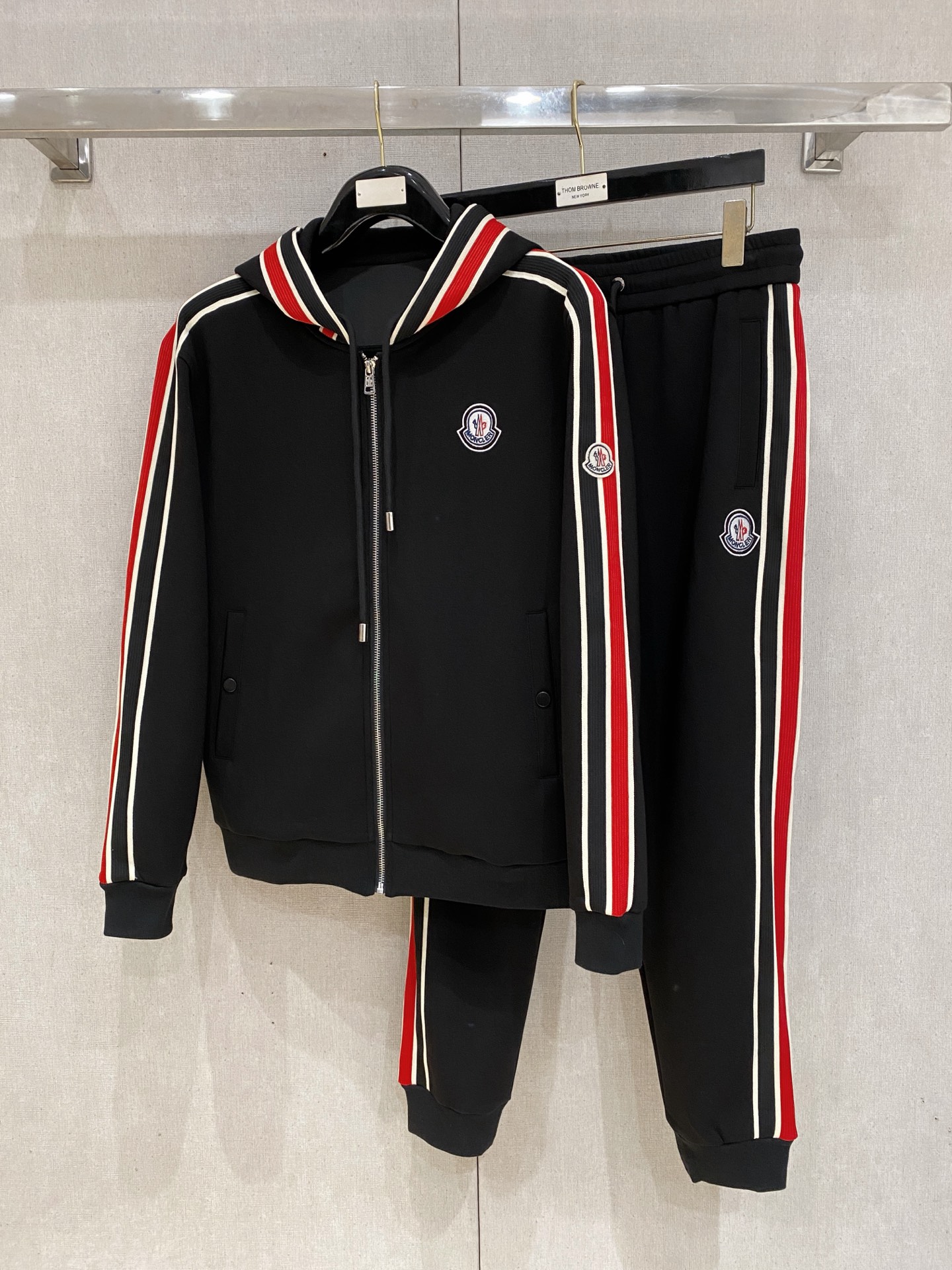 NO:601366,Mengkou 2025 new popular cardigan suit. The original product is carefully crafted by top designers. It has a fitting and perfect upper body effect. All-natural high-quality space cotton, close-fitting comfort, noble and elegant!  Original hardware embodies elegance and nobility!  Counter sizes M-3XL (up to 190 pounds) 08,,Moncler,alexander wang19860909蒙口 2025全新爆款开衫套装 原单狠货倾注顶级设计师的精心之作 就为一个贴合、完美的上身效果 全天然优质太空棉,贴身的舒适感 高贵典雅！原厂五金无不彰显优雅高贵气质！专柜尺码M-3XL（最大穿到190斤） 08,,Moncler,alexander wang,Men's clothing