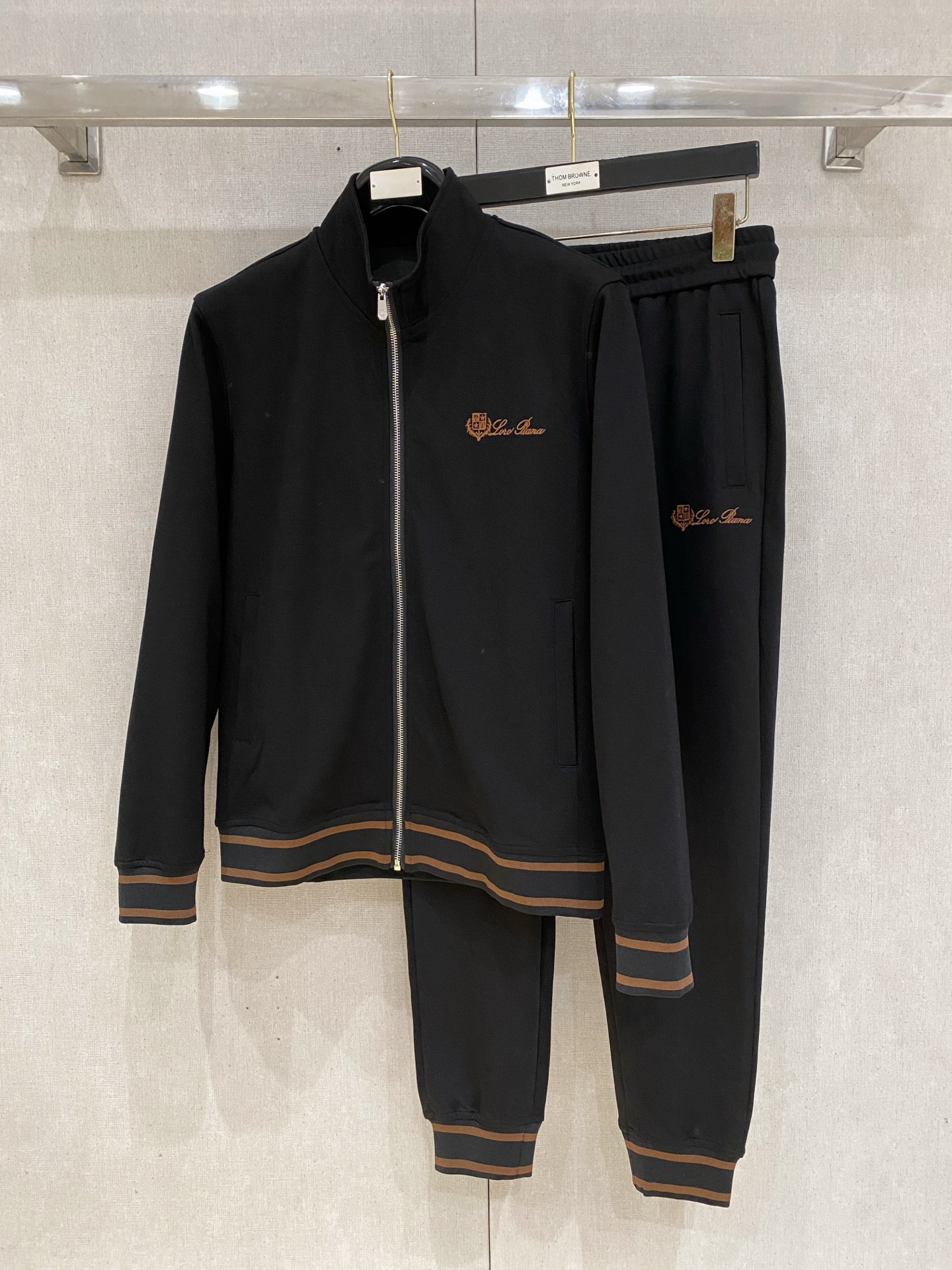 NO:601364,L's new popular cardigan suit. The original product is carefully crafted by top designers. It has a fitting and perfect upper body effect. All-natural high-quality space cotton, close-fitting comfort, noble and elegant!  Original hardware embodies elegance and nobility!  Counter sizes M-3XL (up to 190 pounds) 08,,alexander wang19860909L全新爆款开衫套装 原单狠货倾注顶级设计师的精心之作 就为一个贴合、完美的上身效果 全天然优质太空 棉,贴身的舒适感 高贵典雅！原厂五金无不彰显优雅高贵气质！专柜尺码M-3XL（最大穿到190斤） 08,,alexander wang,Men's clothing