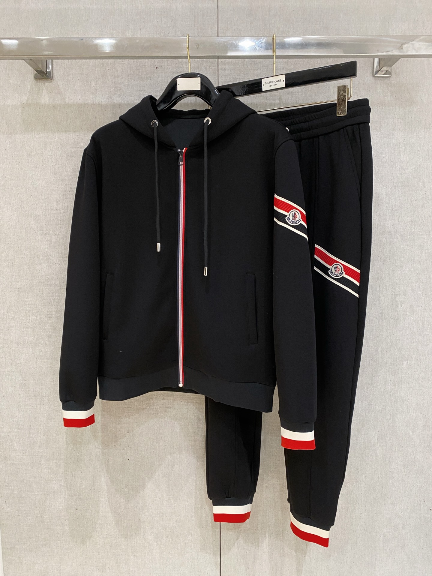 NO:601362,Mengkou 2025 new popular cardigan suit. The original product is carefully crafted by top designers. It has a fitting and perfect upper body effect. All-natural high-quality space cotton, close-fitting comfort, noble and elegant!  Original hardware embodies elegance and nobility!  Counter sizes M-3XL (up to 190 pounds) 08,,Moncler,alexander wang19860909蒙口 2025全新爆款开衫套装 原单狠货倾注顶级设计师的精心之作 就为一个贴合、完美的上身效果 全天然优质太空棉,贴身的舒适感 高贵典雅！原厂五金无不彰显优雅高贵气质！专柜尺码M-3XL（最大穿到190斤） 08,,Moncler,alexander wang,Men's clothing