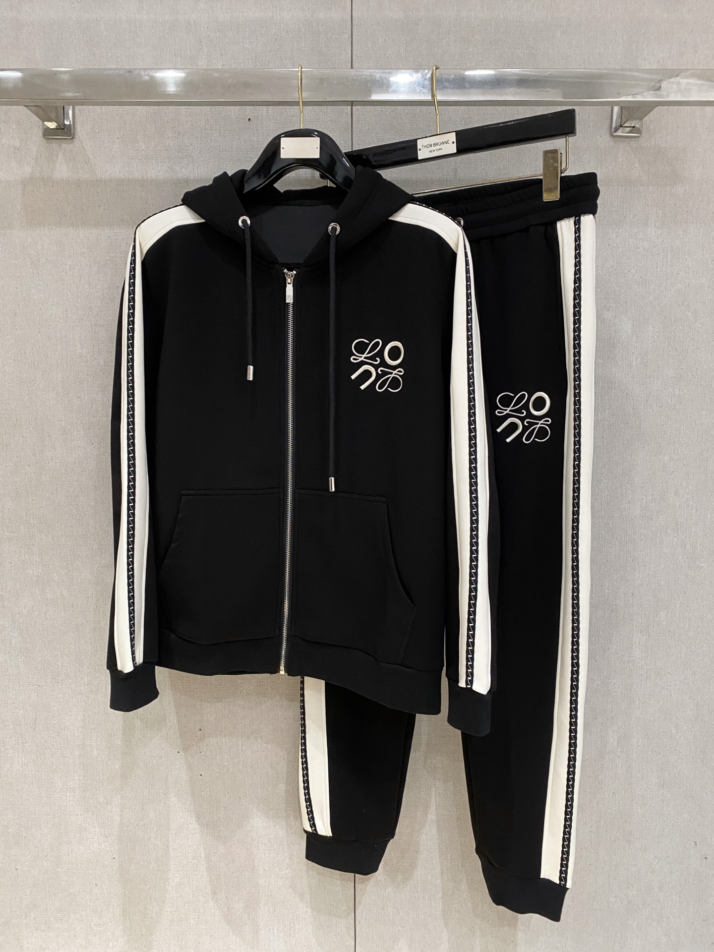 NO:601360,Loewe's 2025 new popular cardigan suit. The original product is carefully crafted by top designers. It has a fitting and perfect upper body effect. All-natural high-quality space cotton, close-fitting comfort, noble and elegant!  Original hardware embodies elegance and nobility!  Counter sizes M-3XL (up to 190 pounds) 08,,loewe,alexander wang19860909罗意威 2025全新爆款开衫套装 原单狠货倾注顶级设计师的精心之作 就为一个贴合、完美的上身效果 全天然优质太空棉,贴身的舒适感 高贵典雅！原厂五金无不彰显优雅高贵气质！专柜尺码M-3XL（最大穿到190斤） 08,,loewe,alexander wang,Men's clothing