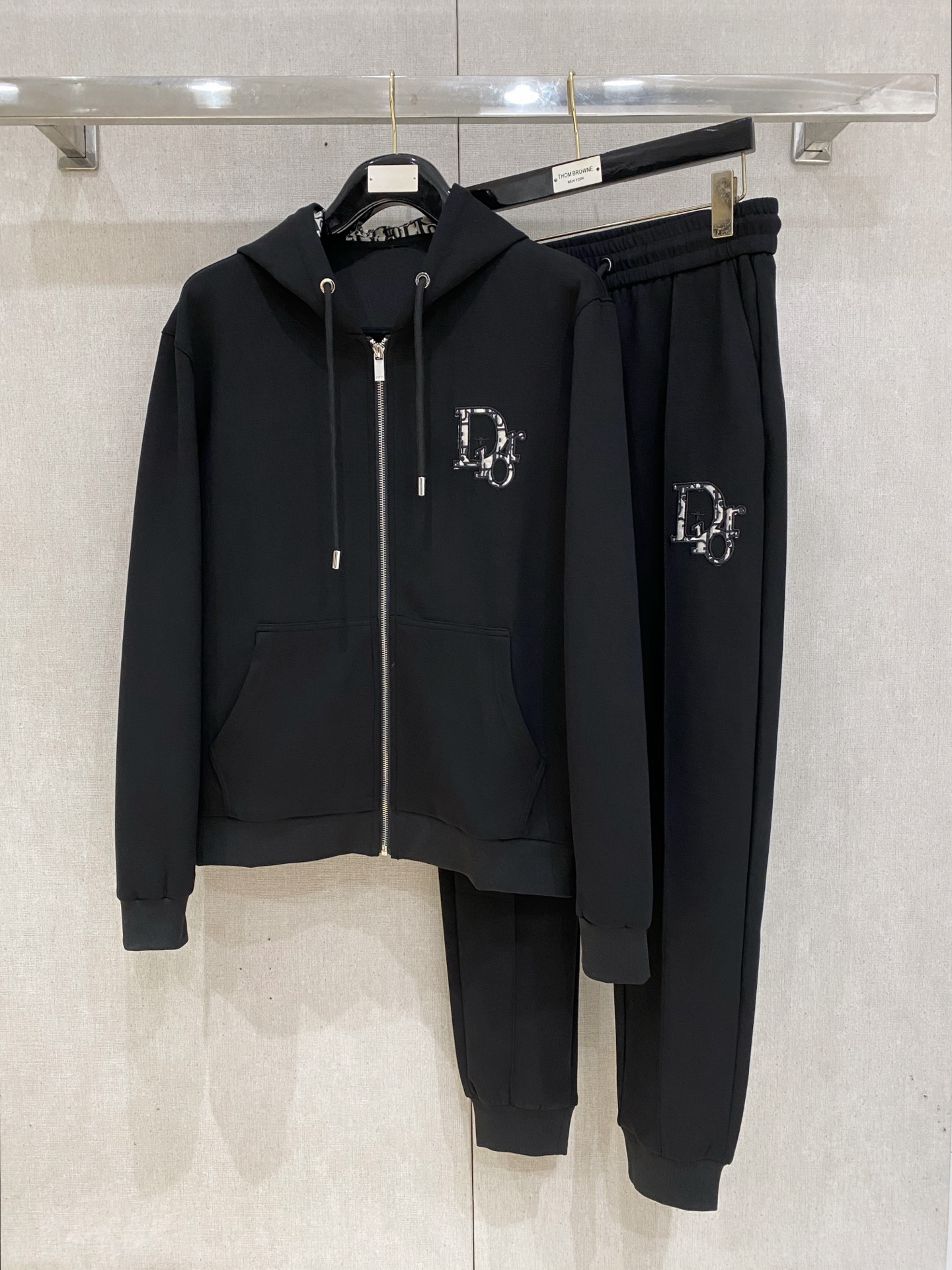 NO:601358,Dior's 2025 new popular cardigan suit. The original product is carefully crafted by top designers. It has a fitting and perfect upper body effect. All-natural high-quality Tencel cotton, close-fitting comfort, noble and elegant!  Original hardware embodies elegance and nobility!  Counter sizes M-3XL (up to 190 pounds) 08, dior, alexander wang19860909迪奥 2025全新爆款开衫套装 原单狠货倾注顶级设计师的精心之作 就为一个贴合、完美的上身效果 全天然优质天丝哥弟棉,贴身的舒适感 高贵典雅！原厂五金无不彰显优雅高贵气质！专柜尺码M-3XL（最大穿到190斤） 08,,dior,alexander wang,Men's clothing