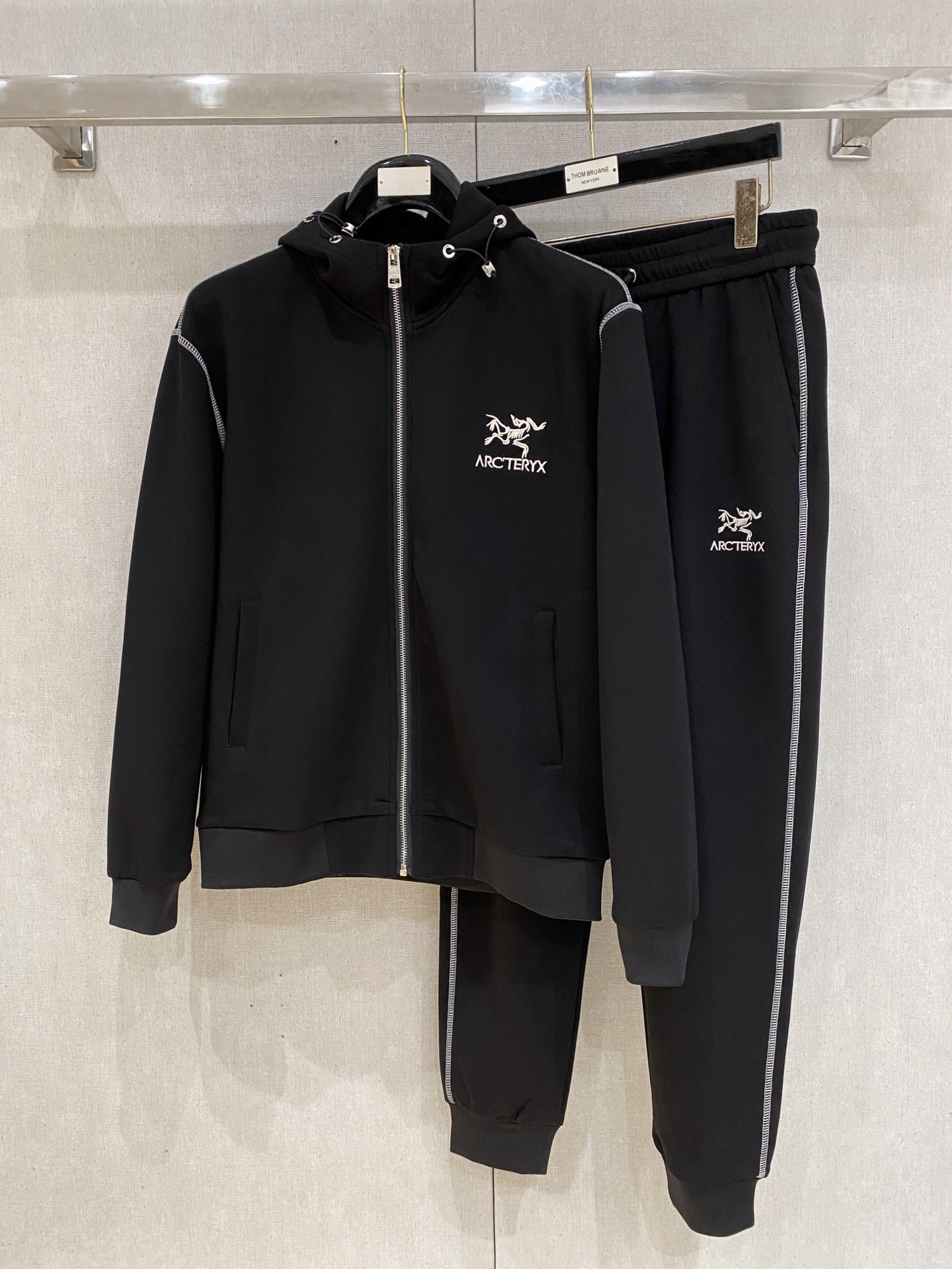 NO:601356,Arc'teryx 2025 new popular cardigan suit. The original product is carefully crafted by top designers. It has a fitting and perfect upper body effect. All-natural high-quality space cotton, close-fitting comfort, noble and elegant!  Original hardware embodies elegance and nobility!  Counter sizes M-3XL (up to 190 pounds) 08,arc'teryx,alexander wang19860909始祖鸟 2025全新爆款开衫套装 原单狠货倾注顶级设计师的精心之作 就为一个贴合、完美的上身效果 全天然优质太空棉,贴身的舒适感 高贵典雅！原厂五金无不彰显优雅高贵气质！专柜尺码M-3XL（最大穿到190斤） 08,arc'teryx,alexander wang,Men's clothing