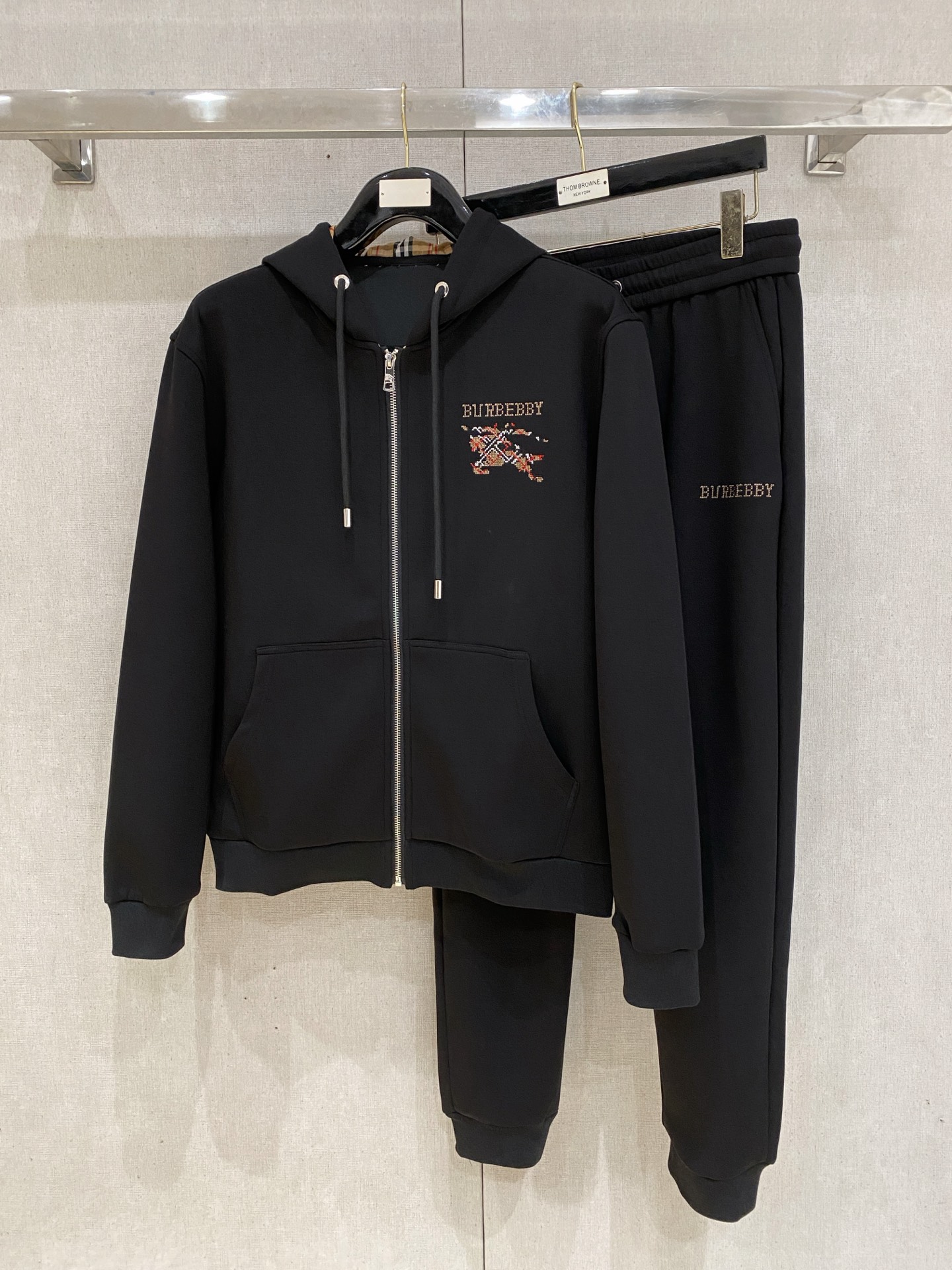 NO:601354,Burberry's 2025 new popular cardigan suit. The original product is carefully crafted by top designers. It has a fitting and perfect upper body effect. All-natural space cotton, close-fitting comfort, noble and elegant!  Original hardware embodies elegance and nobility!  Counter sizes M-3XL (up to 190 pounds) 08,,burberry,alexander wang19860909巴宝莉 2025全新爆款开衫套装 原单狠货倾注顶级设计师的精心之作 就为一个贴合、完美的上身效果 全天然太空棉,贴身的舒适感 高贵典雅！原厂五金无不彰显优雅高贵气质！专柜尺码M-3XL（最大穿到190斤） 08,,burberry,alexander wang,Men's clothing