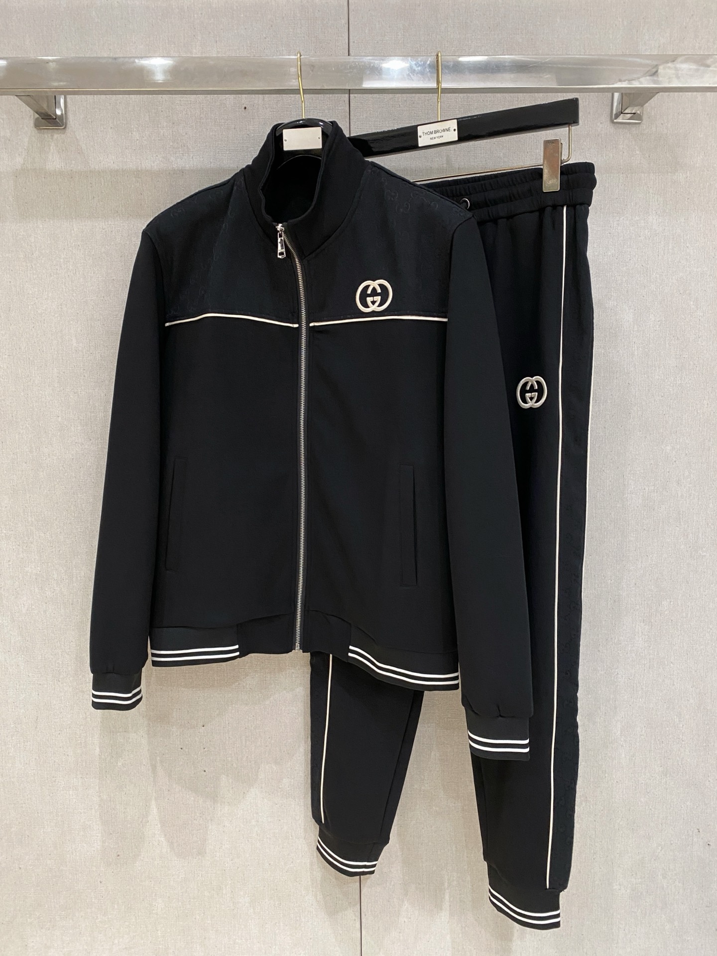 NO:601352,Prada's 2025 new popular cardigan suit. The original product is carefully crafted by top designers. It has a fitting and perfect upper body effect. All-natural high-quality Tencel cotton, close-fitting comfort, noble and elegant!  Original hardware embodies elegance and nobility!  Counter sizes M-3XL (up to 190 pounds) 08, prada, alexander wang19860909普拉达 2025全新爆款开衫套装 原单狠货倾注顶级设计师的精心之作 就为一个贴合、完美的上身效果 全天然优质天丝哥弟棉,贴身的舒适感 高贵典雅！原厂五金无不彰显优雅高贵气质！专柜尺码M-3XL（最大穿到190斤） 08,,prada,alexander wang,Men's clothing