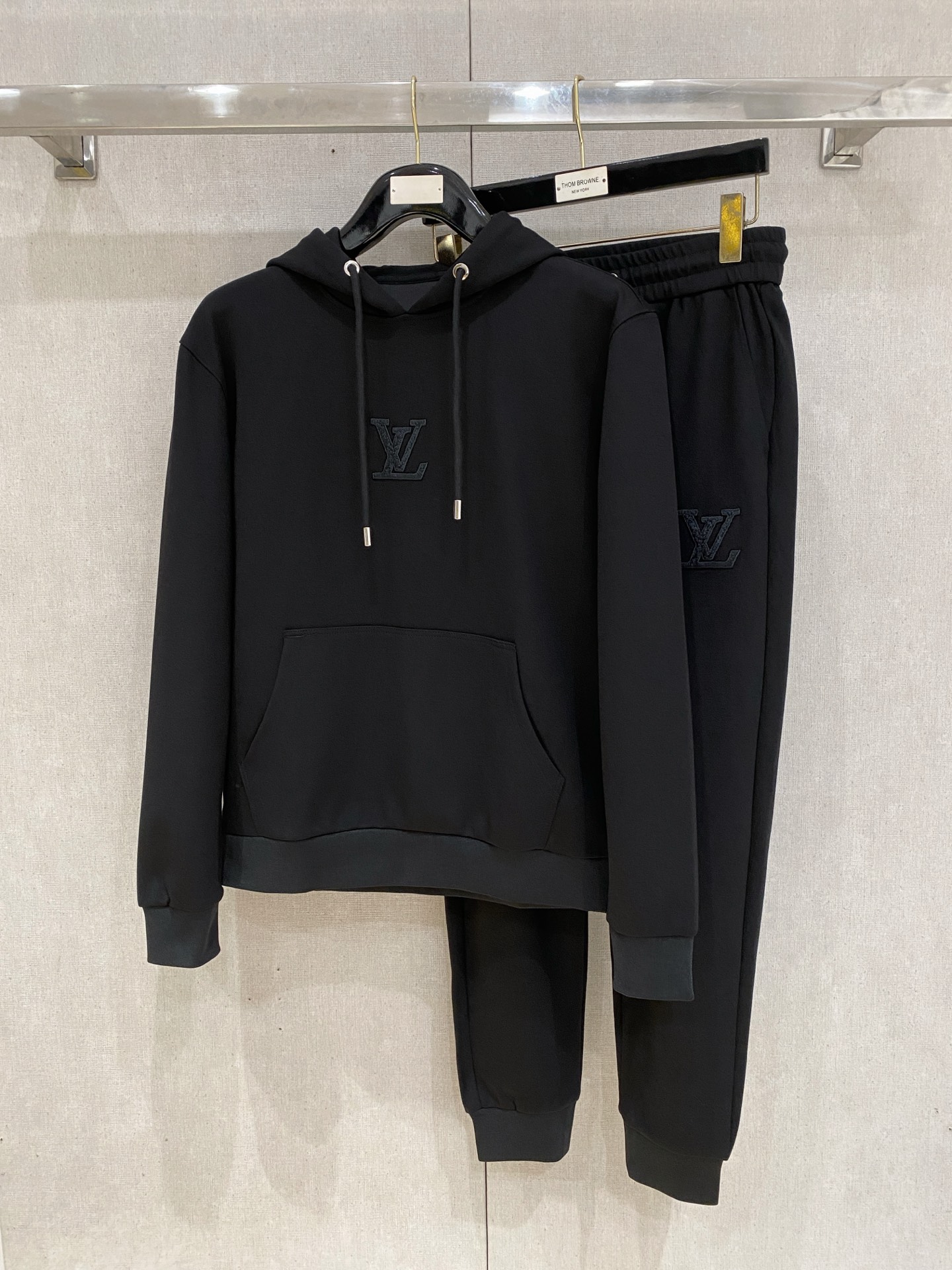 NO:601381,LV 2025 new popular hoodie set. The original product is carefully crafted by top designers. It has a fitting and perfect upper body effect. All-natural high-quality Tencel cotton, close-fitting comfort, noble and elegant!  Original hardware embodies elegance and nobility!  Counter sizes M-3XL (up to 190 pounds) 08,,louis vuitton,hats,alexander wang19860909LV 2025全新爆款帽衫套装 原单狠货倾注顶级设计师的精心之作 就为一个贴合、完美的上身效果 全天然优质天丝哥弟棉,贴身的舒适感 高贵典雅！原厂五金无不彰显优雅高贵气质！专柜尺码M-3XL（最大穿到190斤） 08,,louis vuitton,hats,alexander wang,Men's clothing