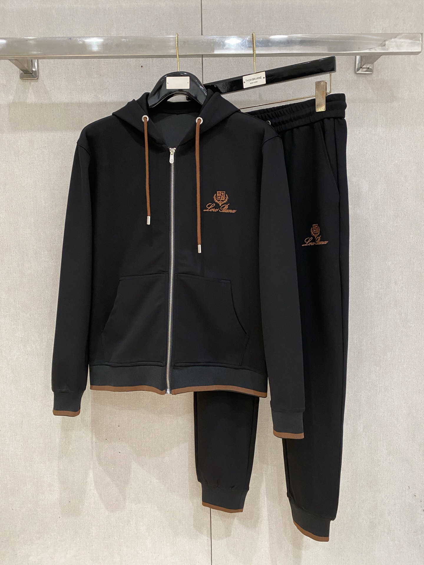 NO:601350,BC 2025 new popular cardigan suit. The original product is carefully crafted by top designers. It has a fitting and perfect upper body effect. All-natural high-quality Tencel cotton, close-fitting comfort, noble and elegant!  Original hardware embodies elegance and nobility!  Counter sizes M-3XL (up to 190 pounds) 08,,alexander wang19860909BC 2025全新爆款开衫套装 原单狠货倾注顶级设计师的精心之作 就为一个贴合、完美的上身效果 全天然优质天丝哥弟棉,贴身的舒适感 高贵典雅！原厂五金无不彰显优雅高贵气质！专柜尺码M-3XL（最大穿到190斤） 08,,alexander wang,Men's clothing