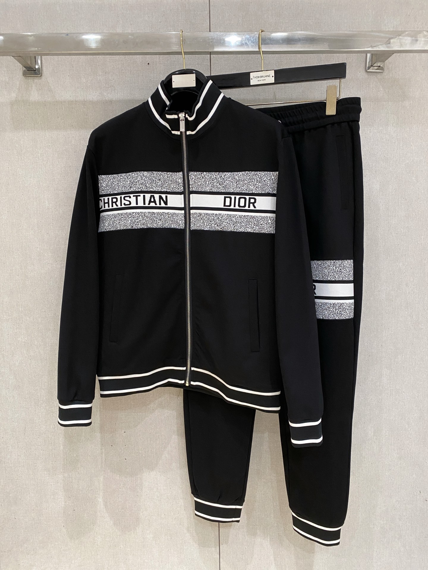 NO:601367,Dior's 2025 new popular cardigan suit. The original product is carefully crafted by top designers. It has a fitting and perfect upper body effect. All-natural high-quality Tencel cotton, close-fitting comfort, noble and elegant!  Original hardware embodies elegance and nobility!  Counter sizes M-3XL (up to 190 pounds) 08, dior, alexander wang19860909迪奥 2025全新爆款开衫套装 原单狠货倾注顶级设计师的精心之作 就为一个贴合、完美的上身效果 全天然优质天丝哥弟棉,贴身的舒适感 高贵典雅！原厂五金无不彰显优雅高贵气质！专柜尺码M-3XL（最大穿到190斤） 08,,dior,alexander wang,Men's clothing