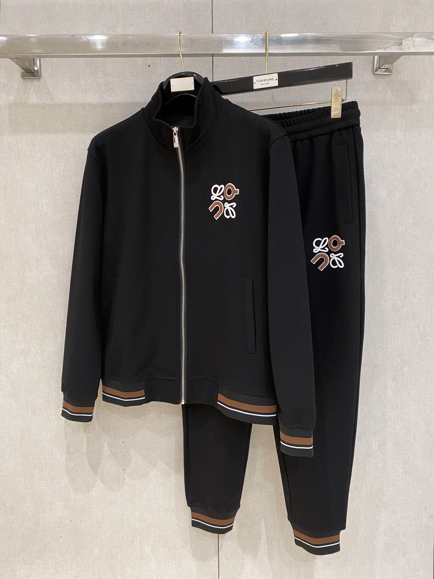 NO:601365,Loewe's 2025 new popular cardigan suit. The original product is carefully crafted by top designers. It has a fitting and perfect upper body effect. All-natural high-quality Tencel cotton, close-fitting comfort, noble and elegant!  Original hardware embodies elegance and nobility!  Counter sizes M-3XL (up to 190 pounds) 08,,loewe,alexander wang19860909罗意威 2025全新爆款开衫套装 原单狠货倾注顶级设计师的精心之作 就为一个贴合、完美的上身效果 全天然优质天丝哥弟棉,贴身的舒适感 高贵典雅！原厂五金无不彰显优雅高贵气质！专柜尺码M-3XL（最大穿到190斤） 08,,loewe,alexander wang,Men's clothing