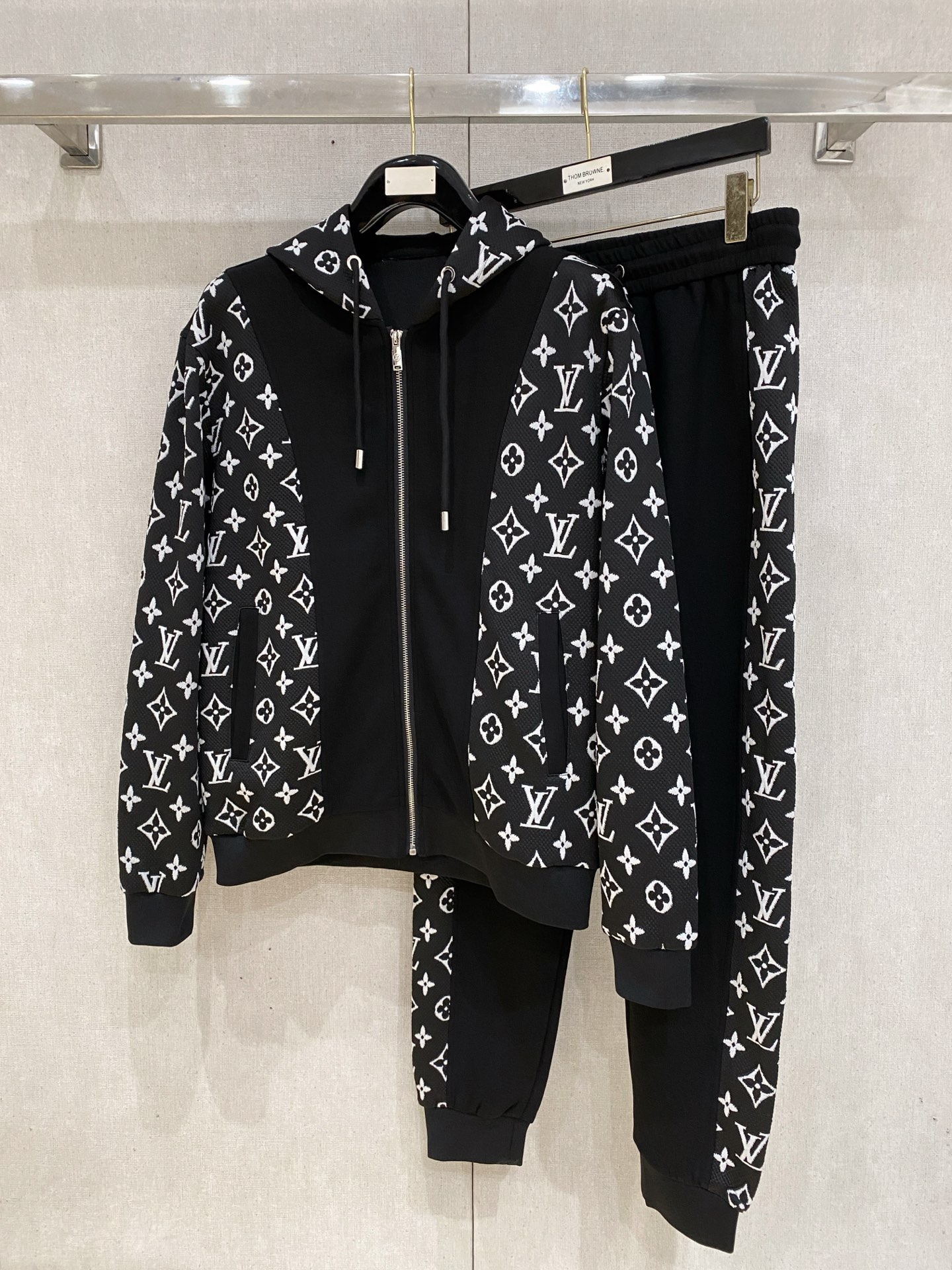 NO:601363,LV 2025 new popular cardigan suit. The original product is carefully crafted by top designers. It has a fitting and perfect upper body effect. All-natural high-quality Tencel cotton, close-fitting comfort, noble and elegant!  Original hardware embodies elegance and nobility!  Counter sizes M-3XL (up to 190 pounds) 08, louis vuitton, alexander wang19860909LV 2025全新爆款开衫套装 原单狠货倾注顶级设计师的精心之作 就为一个贴合、完美的上身效果 全天然优质天丝哥弟棉,贴身的舒适感 高贵典雅！原厂五金无不彰显优雅高贵气质！专柜尺码M-3XL（最大穿到190斤） 08,,louis vuitton,alexander wang,Men's clothing