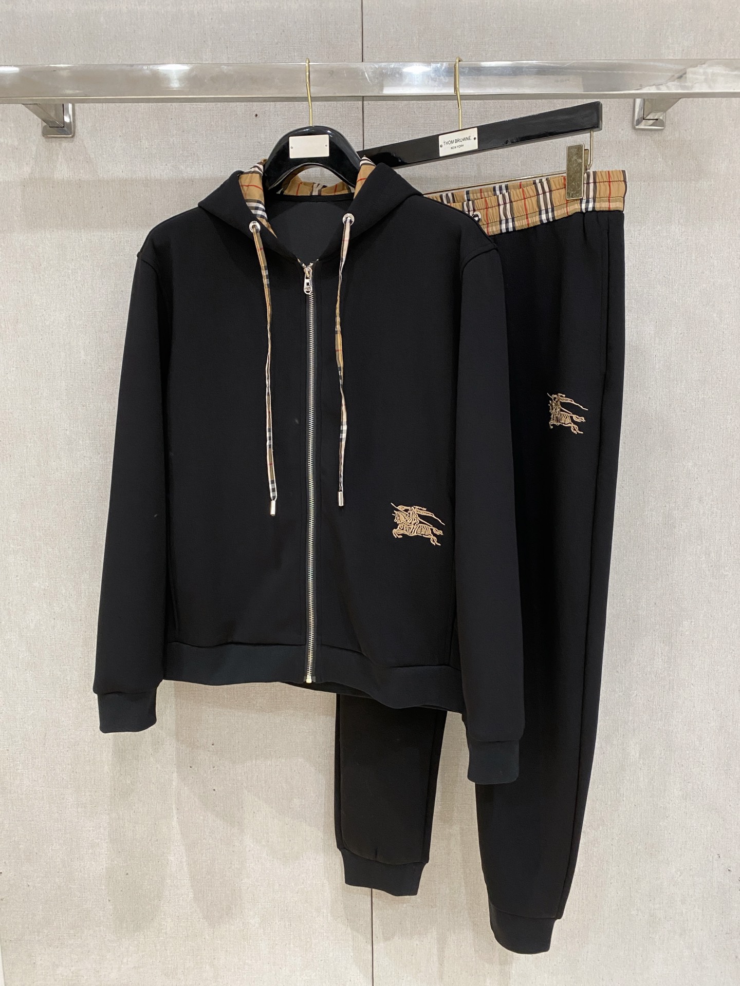 NO:601355,Burberry's 2025 new popular cardigan suit. The original product is carefully crafted by top designers. It has a fitting and perfect upper body effect. All-natural high-quality Tencel cotton, close-fitting comfort, noble and elegant!  Original hardware embodies elegance and nobility!  Counter sizes M-3XL (up to 190 pounds) 08,,burberry,alexander wang19860909巴宝莉 2025全新爆款开衫套装 原单狠货倾注顶级设计师的精心之作 就为一个贴合、完美的上身效果 全天然优质天丝哥弟棉,贴身的舒适感 高贵典雅！原厂五金无不彰显优雅高贵气质！专柜尺码M-3XL（最大穿到190斤） 08,,burberry,alexander wang,Men's clothing