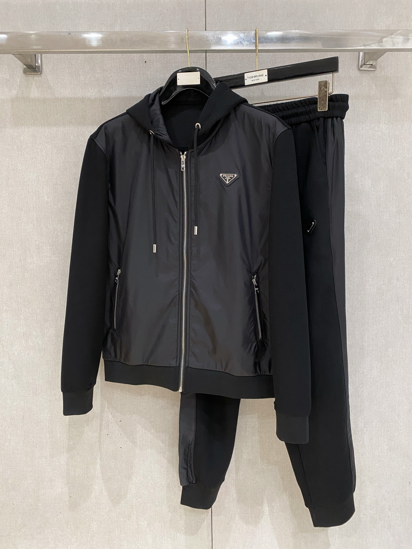 NO:601359,Prada's 2025 new popular cardigan suit. The original product is carefully crafted by top designers. It has a fitting and perfect upper body effect. All-natural high-quality Tencel cotton, close-fitting comfort, noble and elegant!  Original hardware embodies elegance and nobility!  Counter sizes M-3XL (up to 190 pounds) 08, prada, alexander wang19860909普拉达 2025全新爆款开衫套装 原单狠货倾注顶级设计师的精心之作 就为一个贴合、完美的上身效果 全天然优质天丝哥弟棉,贴身的舒适感 高贵典雅！原厂五金无不彰显优雅高贵气质！专柜尺码M-3XL（最大穿到190斤） 08,,prada,alexander wang,Men's clothing