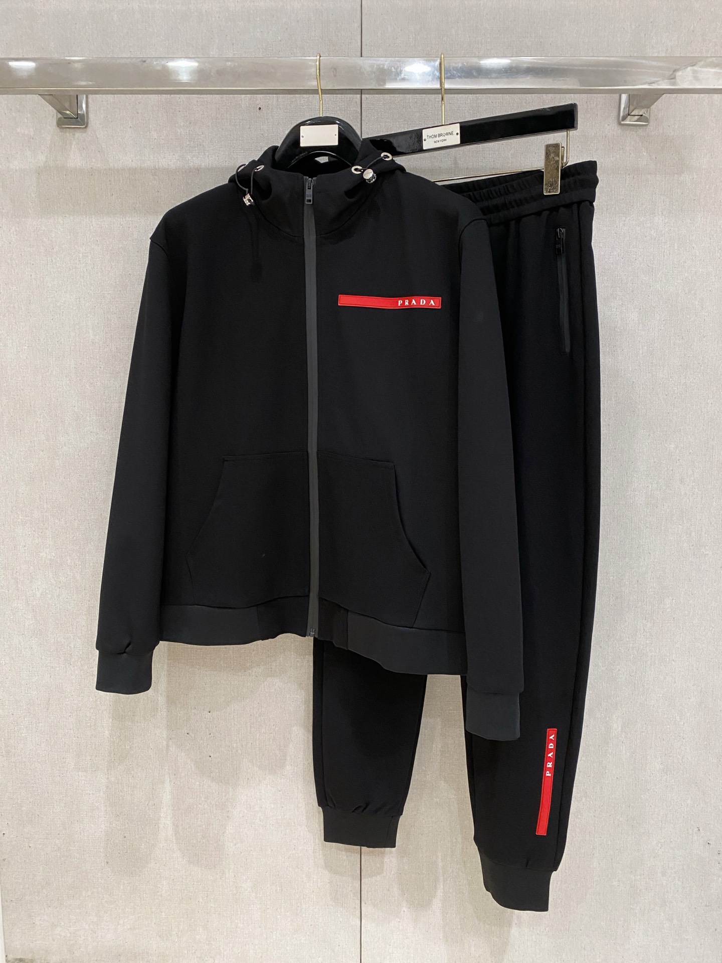 NO:601353,Prada's 2025 new popular cardigan suit. The original product is carefully crafted by top designers. It has a fitting and perfect upper body effect. All-natural high-quality Tencel cotton, close-fitting comfort, noble and elegant!  Original hardware embodies elegance and nobility!  Counter sizes M-3XL (up to 190 pounds) 08, prada, alexander wang19860909普拉达 2025全新爆款开衫套装 原单狠货倾注顶级设计师的精心之作 就为一个贴合、完美的上身效果 全天然优质天丝哥弟棉,贴身的舒适感 高贵典雅！原厂五金无不彰显优雅高贵气质！专柜尺码M-3XL（最大穿到190斤） 08,,prada,alexander wang,Men's clothing