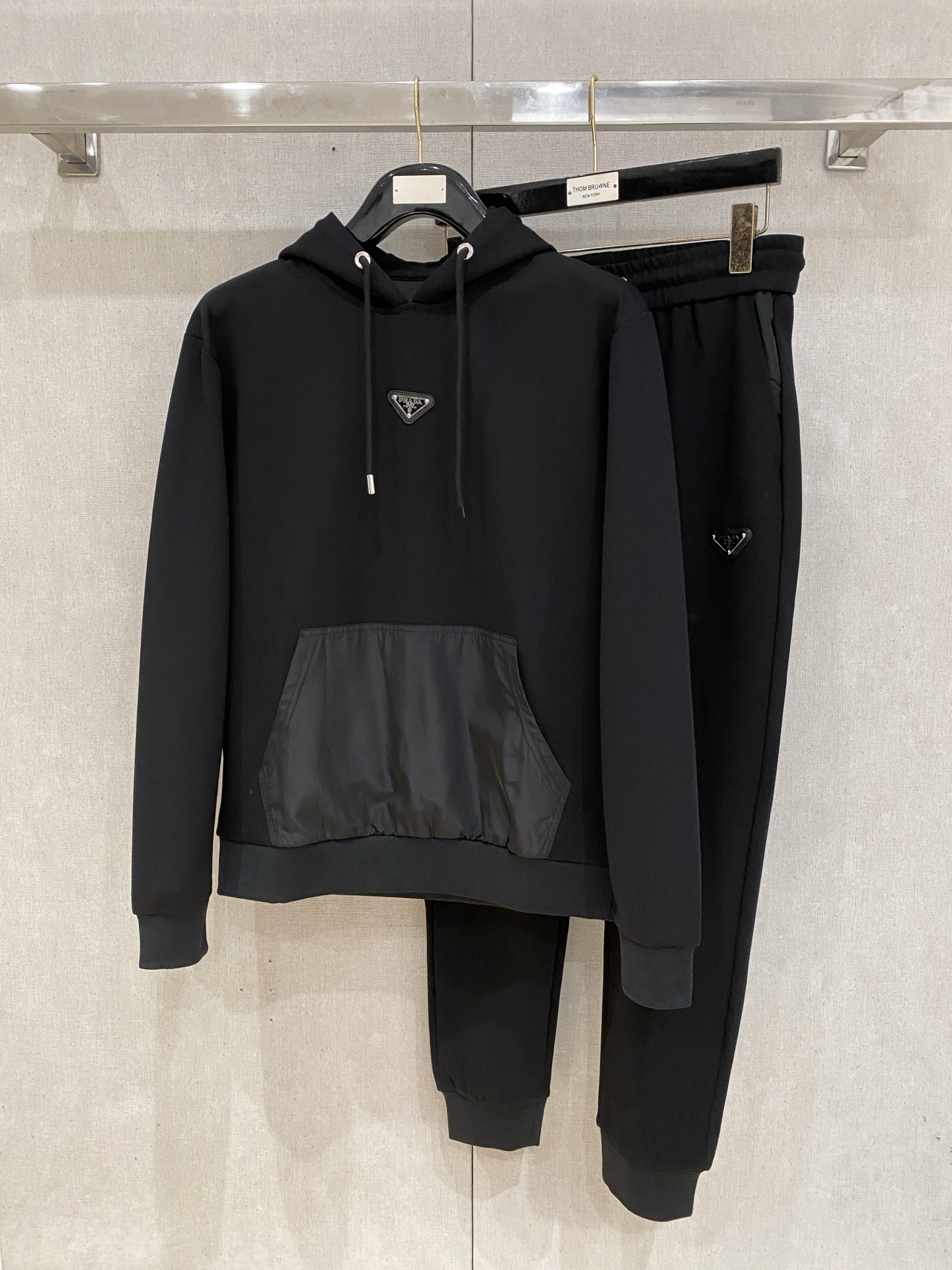 NO:601378,Prada's 2025 new popular hoodie suit. The original product is carefully crafted by top designers. It has a fitting and perfect upper body effect. All-natural high-quality Tencel cotton, close-fitting comfort, noble and elegant!  Original hardware embodies elegance and nobility!  Counter sizes M-3XL (up to 190 pounds) 08, prada, hats, alexander wang19860909普拉达 2025全新爆款帽衫套装 原单狠货倾注顶级设计师的精心之作 就为一个贴合、完美的上身效果 全天然优质天丝哥弟棉,贴身的舒适感 高贵典雅！原厂五金无不彰显优雅高贵气质！专柜尺码M-3XL（最大穿到190斤） 08,,prada,hats,alexander wang,Men's clothing