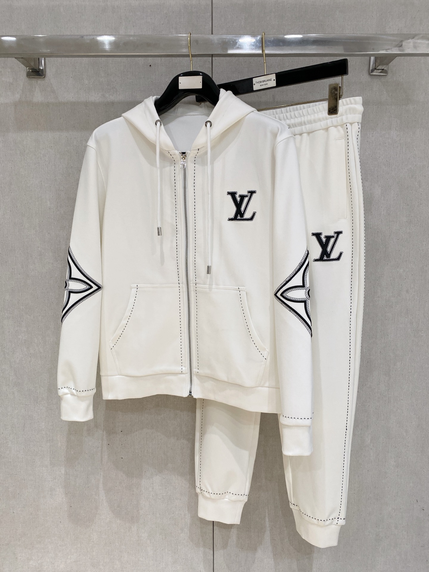 NO:601375,LV 2025 new popular cardigan suit. The original product is carefully crafted by top designers. It has a fitting and perfect upper body effect. All-natural high-quality Tencel cotton, close-fitting comfort, noble and elegant!  Original hardware embodies elegance and nobility!  Counter sizes M-3XL (up to 190 pounds) 08, louis vuitton, alexander wang19860909LV 2025全新爆款开衫套装 原单狠货倾注顶级设计师的精心之作 就为一个贴合、完美的上身效果 全天然优质天丝哥弟棉,贴身的舒适感 高贵典雅！原厂五金无不彰显优雅高贵气质！专柜尺码M-3XL（最大穿到190斤） 08,,louis vuitton,alexander wang,Men's clothing