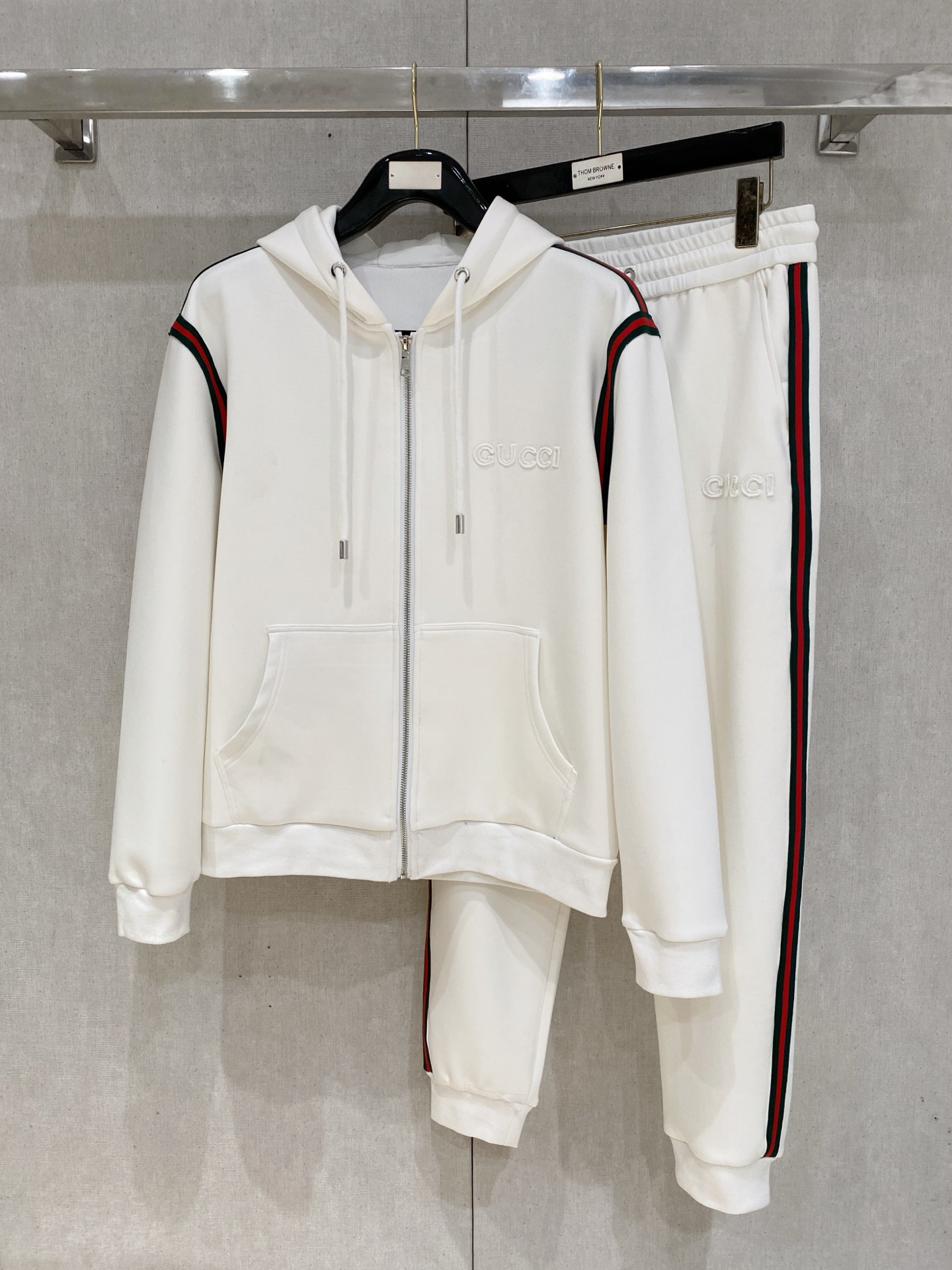 NO:601372,Gucci 2025 new popular cardigan suit. The original product is carefully crafted by top designers. It has a fitting and perfect upper body effect. All-natural high-quality space cotton, close-fitting comfort, noble and elegant!  Original hardware embodies elegance and nobility!  Counter sizes M-3XL (up to 190 pounds) 08,,gucci,alexander wang19860909古驰 2025全新爆款开衫套装 原单狠货倾注顶级设计师的精心之作 就为一个贴合、完美的上身效果 全天然优质太空棉,贴身的舒适感 高贵典雅！原厂五金无不彰显优雅高贵气质！专柜尺码M-3XL（最大穿到190斤） 08,,gucci,alexander wang,Men's clothing