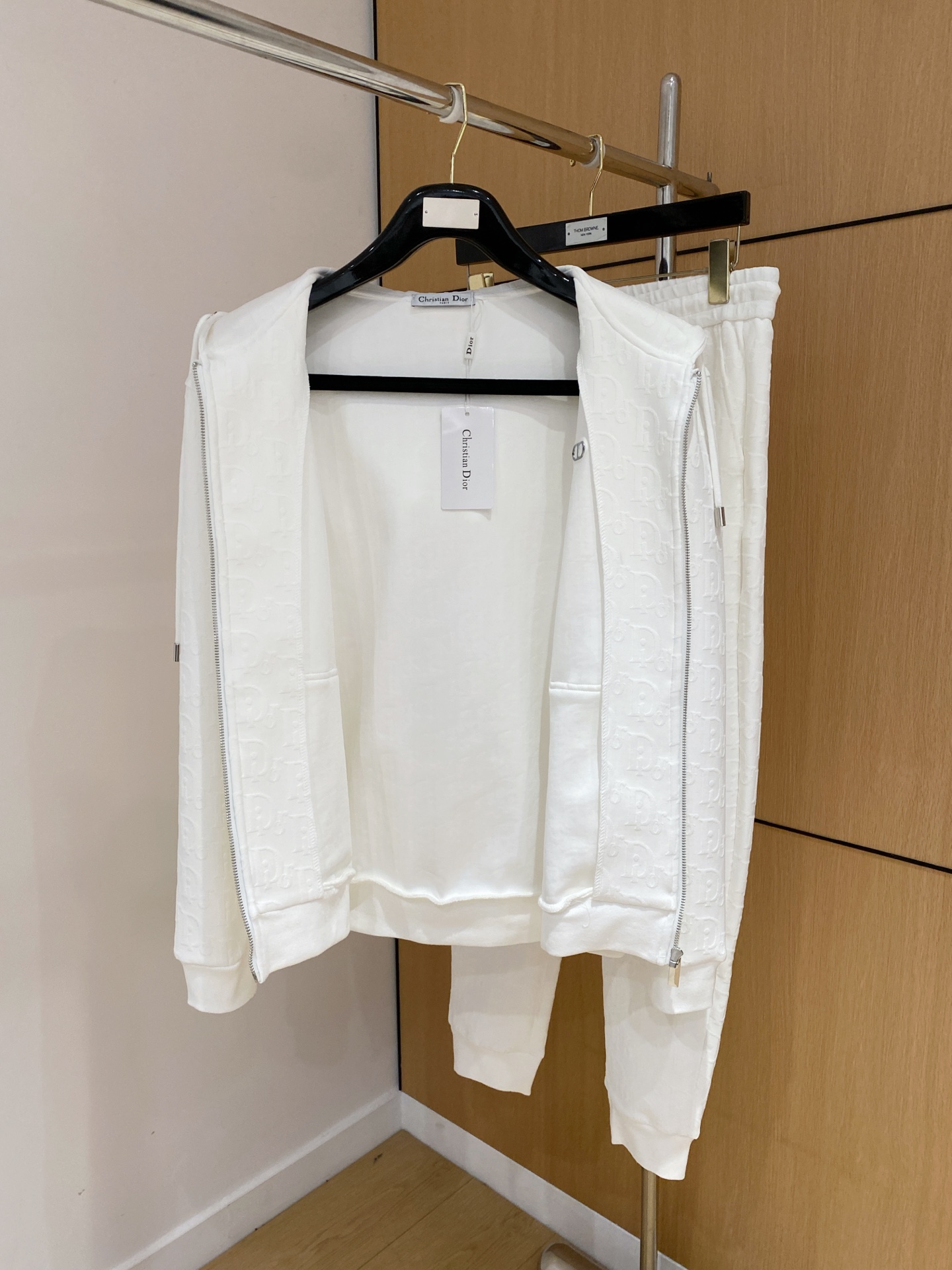 迪奥 2025全新爆款开衫套装 原单狠货🇭🇰倾注顶级设计师的精心之作 就为一个贴合、完美的上身效果 全天