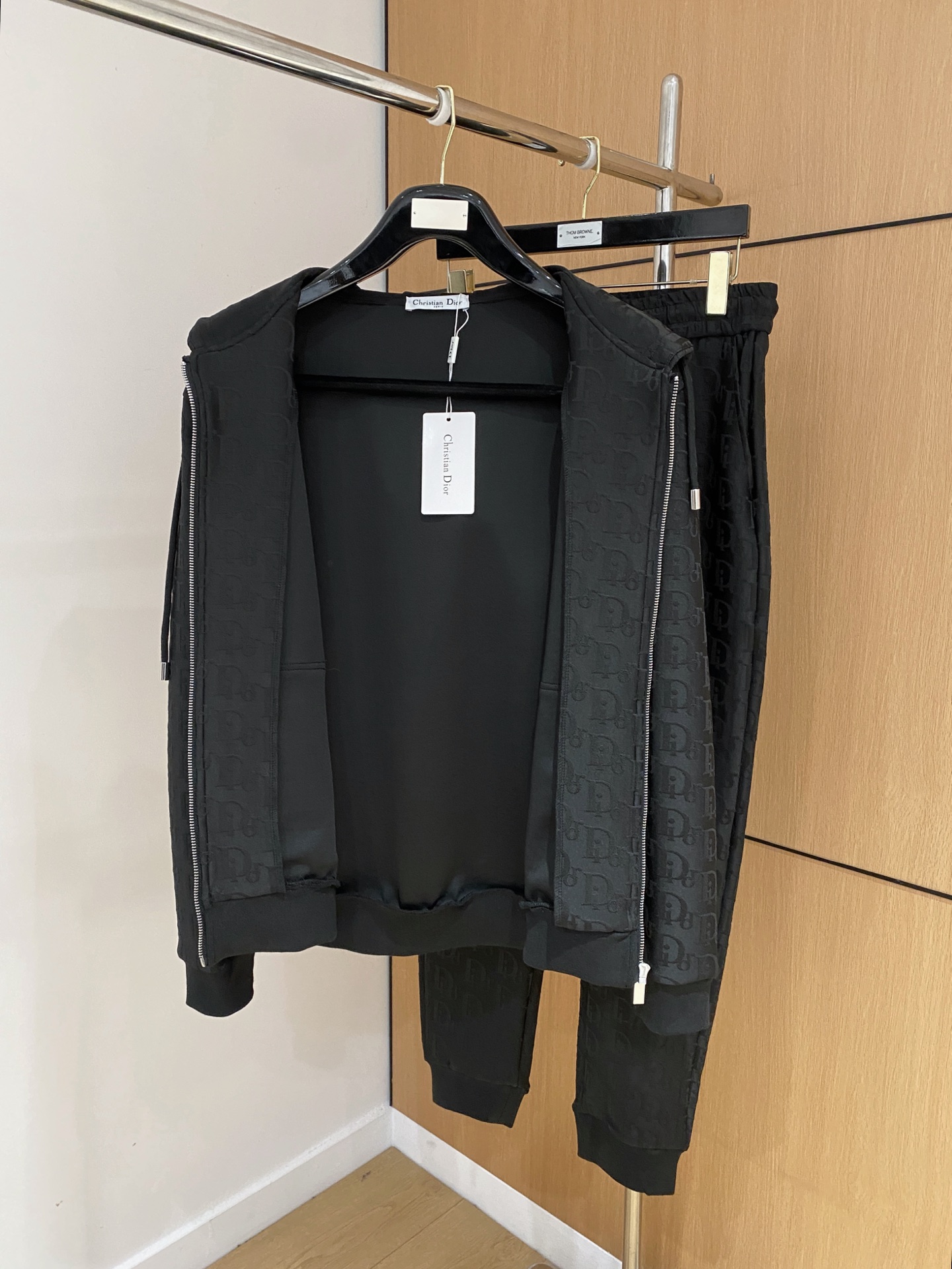 迪奥 2025全新爆款开衫套装 原单狠货🇭🇰倾注顶级设计师的精心之作 就为一个贴合、完美的上身效果 全天