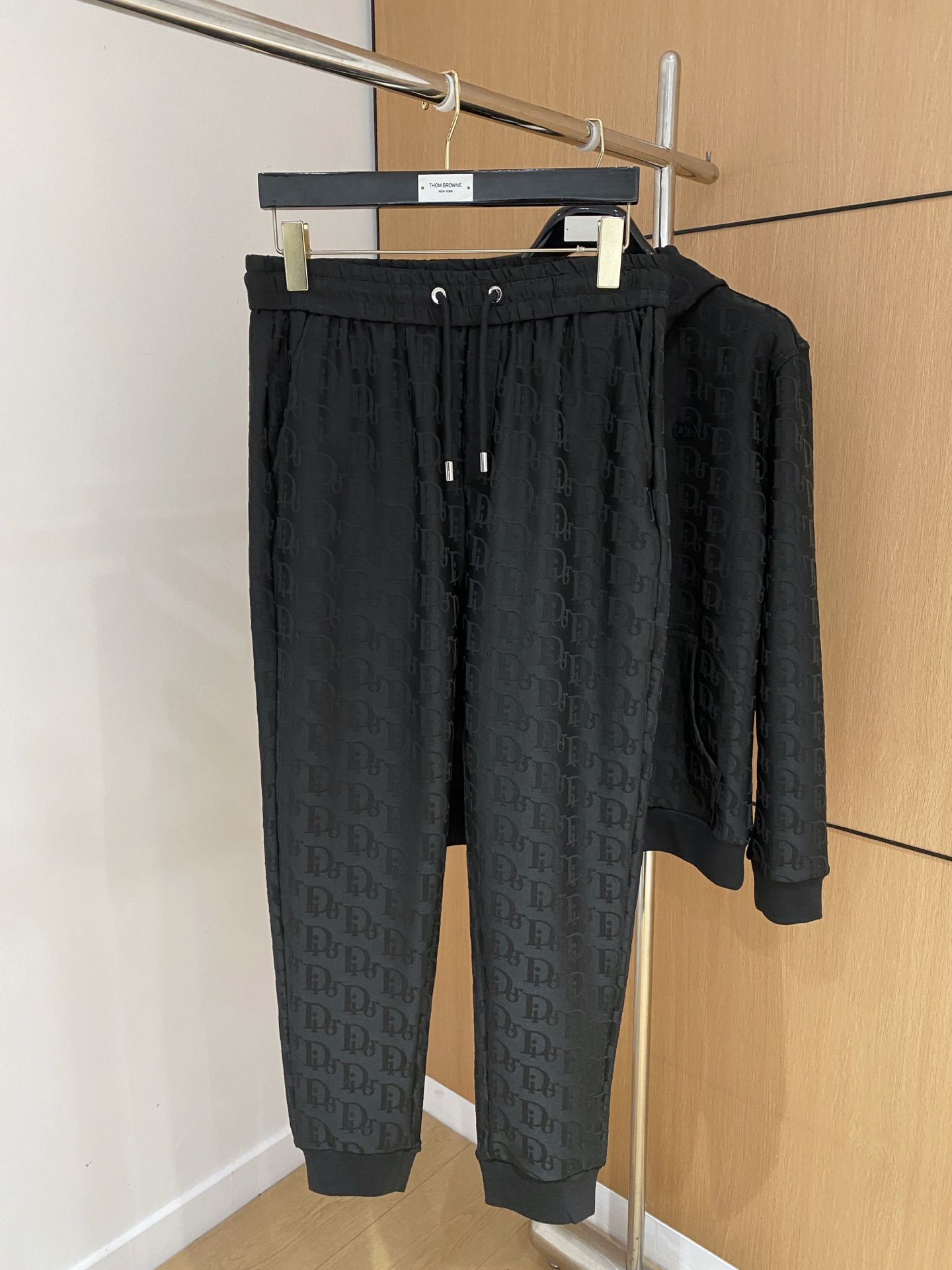 迪奥 2025全新爆款开衫套装 原单狠货🇭🇰倾注顶级设计师的精心之作 就为一个贴合、完美的上身效果 全天