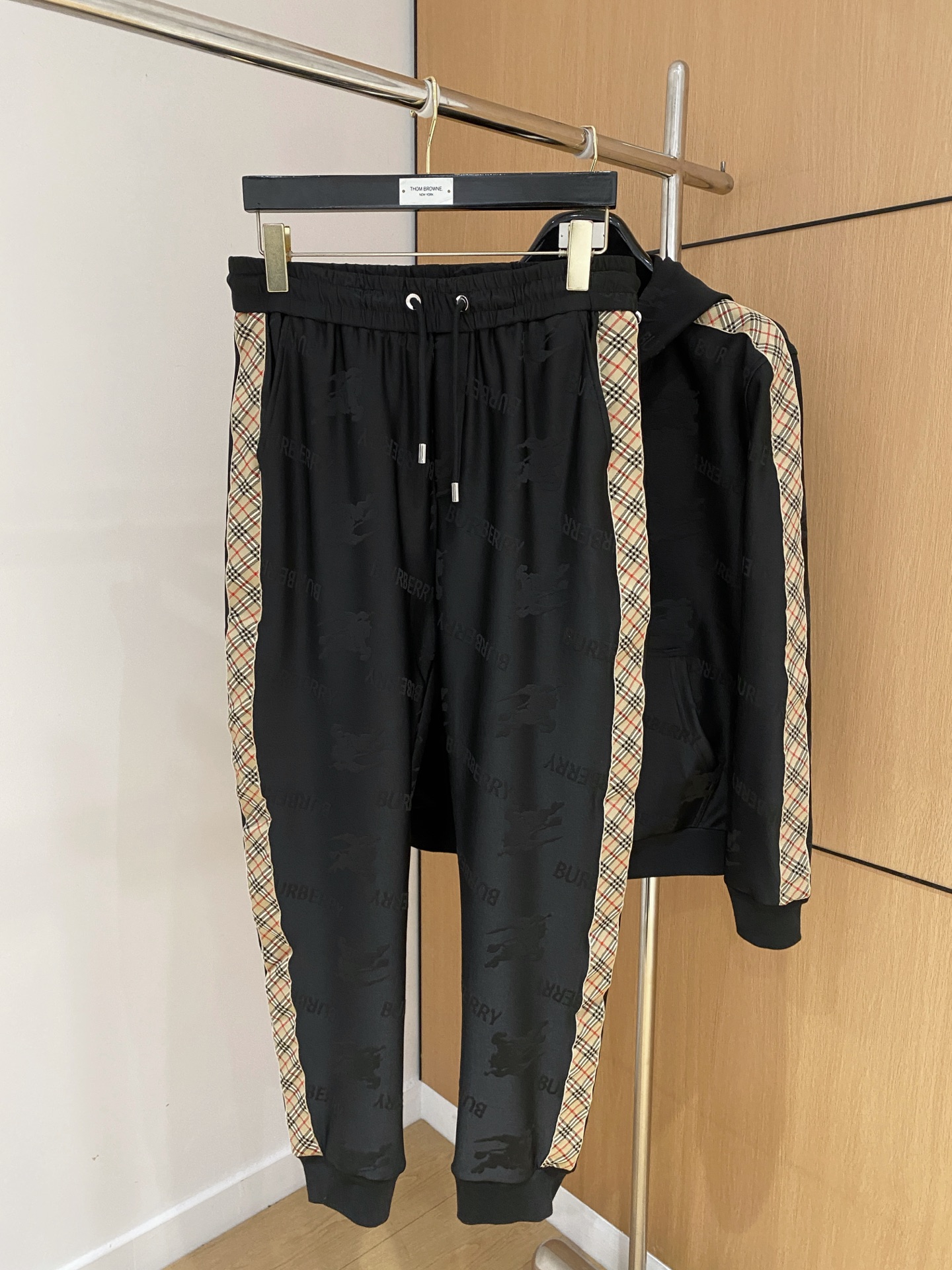 巴宝莉 2025全新爆款开衫套装 原单狠货🇭🇰倾注顶级设计师的精心之作 就为一个贴合、完美的上身效果 全